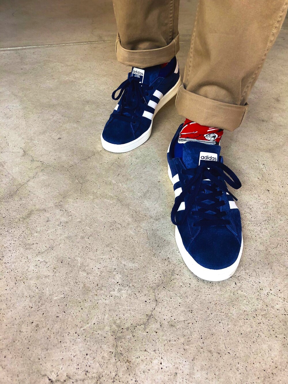 「夏、スニーカー、アディダス、スタンスミス、靴下×スニーカー」｜「adidasのキャンパス [CAMPUS] アディダスオリジナルス（スニーカー、ブルー系）」を使った、黒猫文具店（愛妻家）さん（メンズ・179cm）の夏コーディネートの1枚目の写真