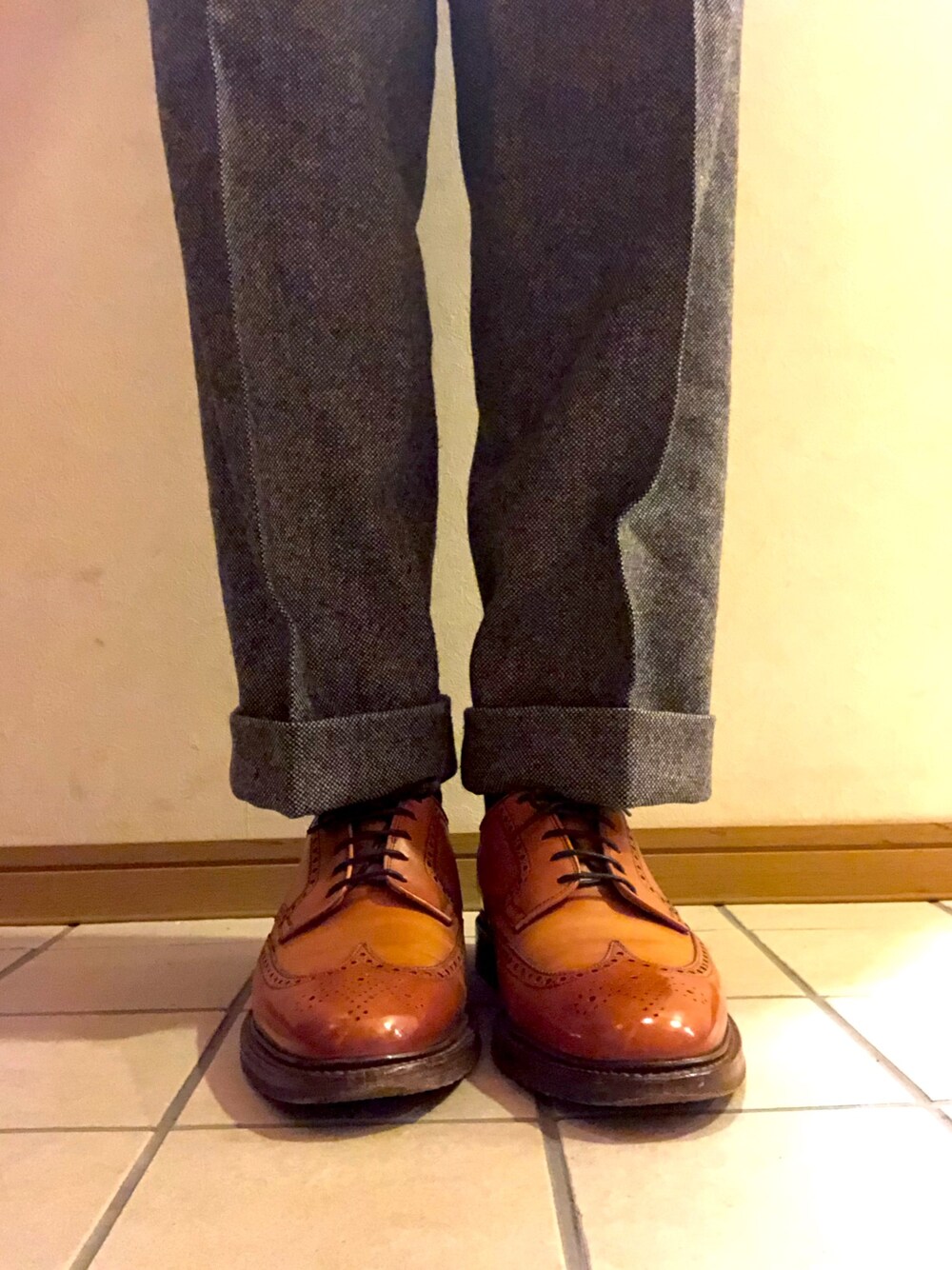 「ツイード、革靴、大人カジュアル、大人コーデ、マニッシュシューズ、ブルックスブラザーズ、BROOKS BROTHERS、オジ靴、オトナカジュアル、ユニクロ」｜「M＆Sのアイテム（その他パンツ、グレー系）」を使った、黒猫文具店（愛妻家）さん（メンズ・179cm）の冬コーディネートの1枚目の写真
