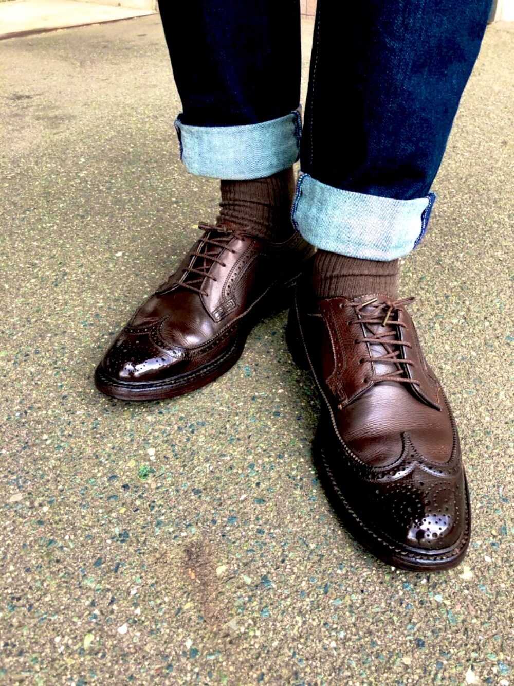 「古着、革靴、30代、デニム、アメカジ、大人カジュアル、フローシャイム、florsheim、リーバイス、Levi's」｜「FLORSHEIMのアイテム（ドレスシューズ、ブラウン系）」を使った、黒猫文具店（愛妻家）さん（メンズ・179cm）の春コーディネートの1枚目の写真