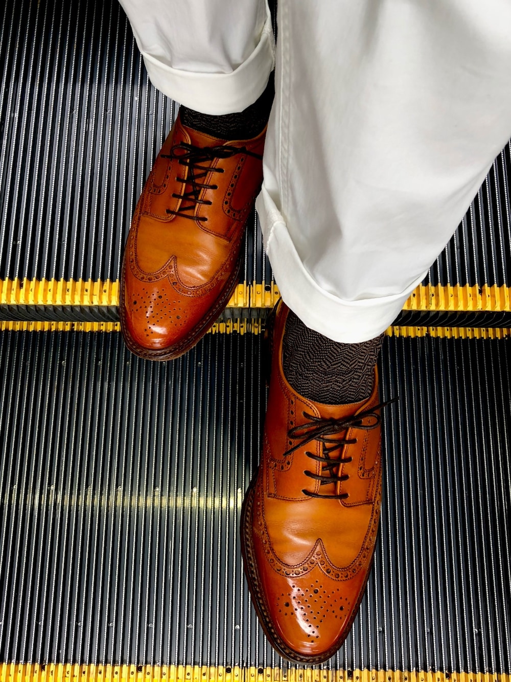「革靴、白パンツ、靴下屋、BROOKS BROTHERS、ikka、きれいめカジュアル、マニッシュシューズ、大人コーデ、古着MIX、古着」｜「BROOKS BROTHERSのアイテム（ドレスシューズ、ブラウン系）」を使った、黒猫文具店（愛妻家）さん（メンズ・179cm）の秋コーディネートの1枚目の写真