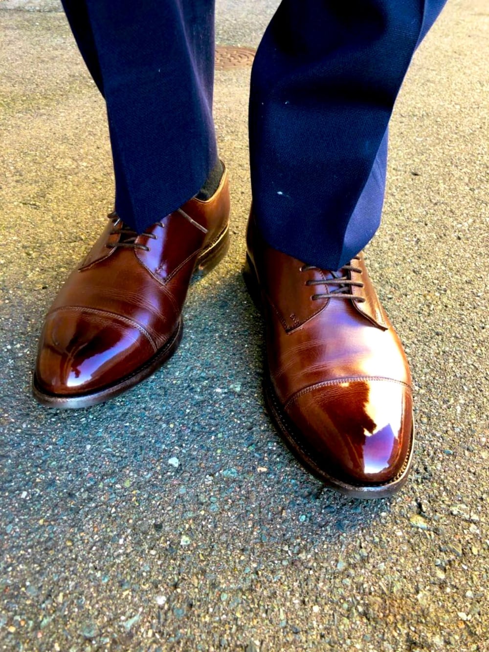 「靴磨き、革靴、スーツスタイル、スーツ、ネイビー、ブラウン、仕事着、秋コーデ、無地、30代」｜「Lloyd Footwearのアイテム（ドレスシューズ、ブラウン系）」を使った、黒猫文具店（愛妻家）さん（メンズ・179cm）の秋コーディネートの1枚目の写真