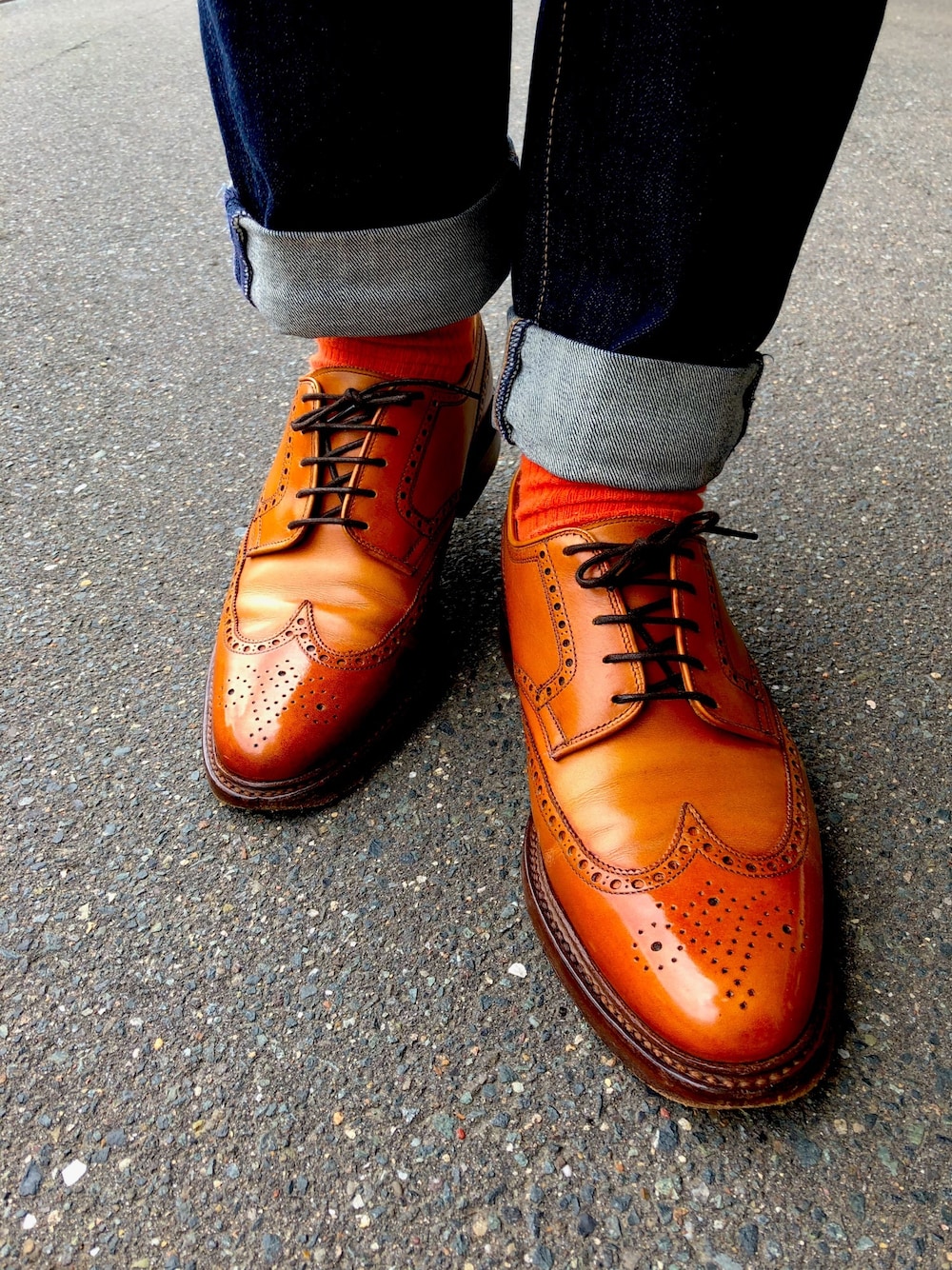 「革靴、革靴×靴下、リーバイス501、Levi's、オトナカジュアル、ブルックスブラザーズ、BROOKS BROTHERS、靴下コーデ、ブラウンコーデ、大人コーデ」｜「BROOKS BROTHERSのアイテム（ドレスシューズ、ブラウン系）」を使った、黒猫文具店（愛妻家）さん（メンズ・179cm）の春コーディネートの1枚目の写真