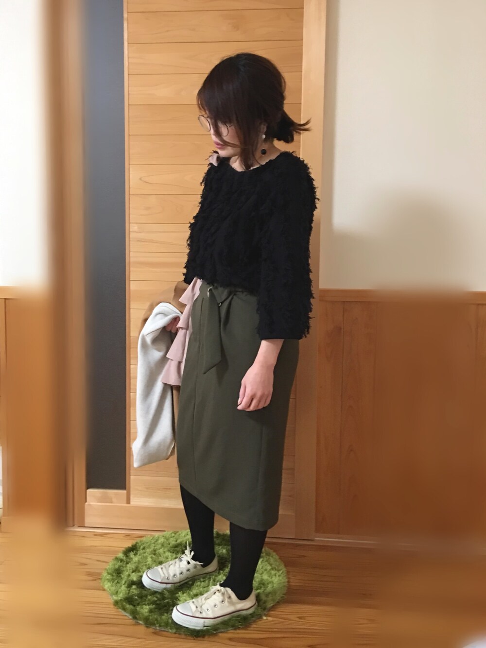 ベージュ系のノーカラージャケット、ピンク系のショルダーバッグ、グリーン系のスカートを着用したレディースの冬コーディネートの1枚目の写真