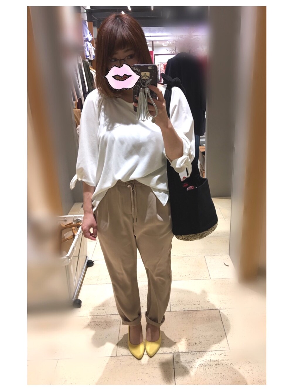 ブラック系のショルダーバッグ、ホワイト系のTシャツ/カットソー、ベージュ系のその他パンツを着用したレディースの春コーディネートの1枚目の写真