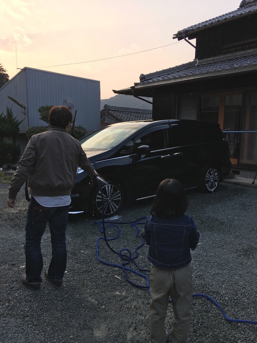 グリーン系のジャケット/アウター、ホワイト系のシャツ/ブラウス、ピンク系のラッピングキットを着用したメンズの春コーディネートの1枚目の写真