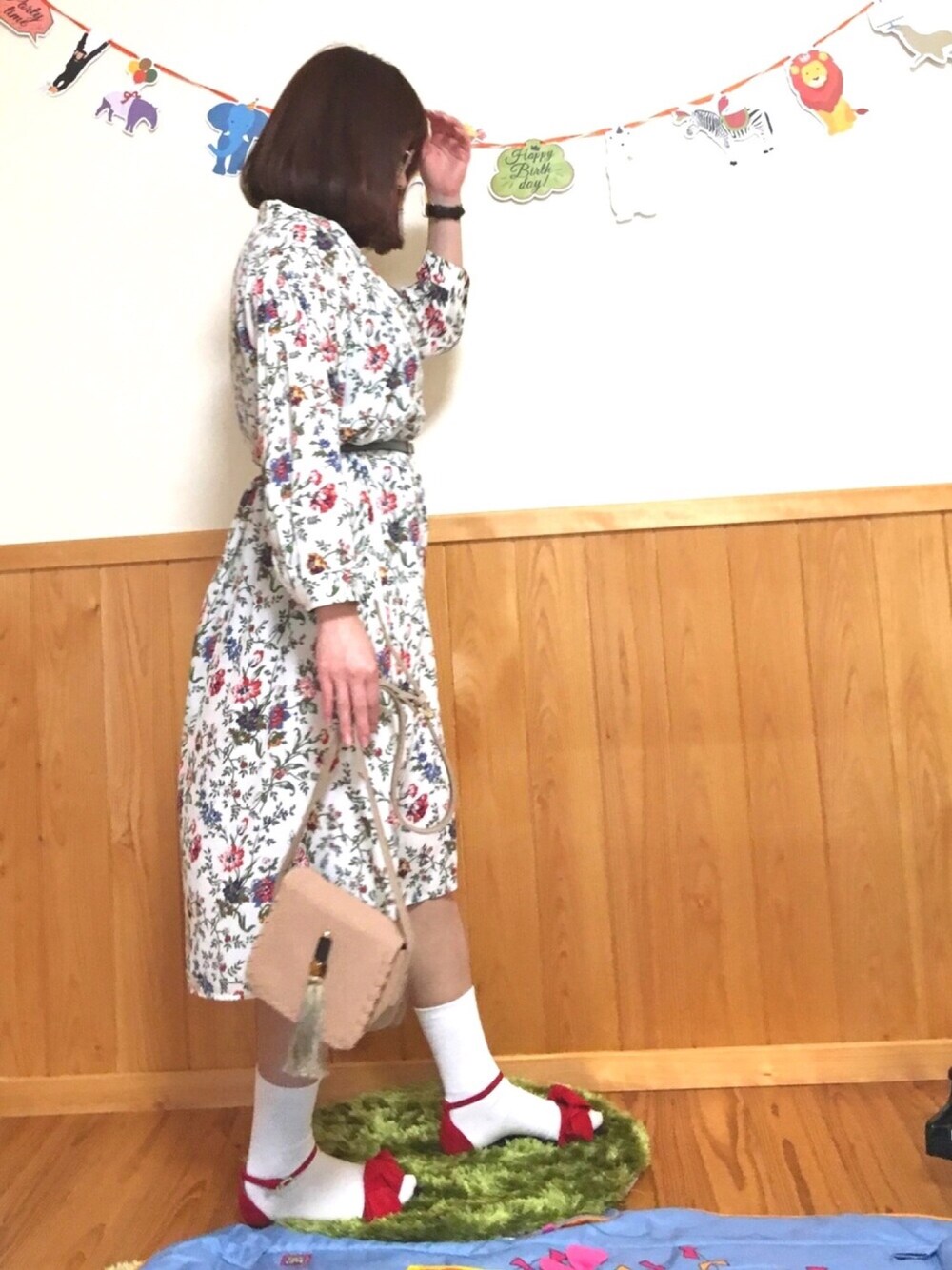 ベージュ系のショルダーバッグ、レッド系のサンダル、ホワイト系のシャツワンピースを着用したレディースの春コーディネートの1枚目の写真