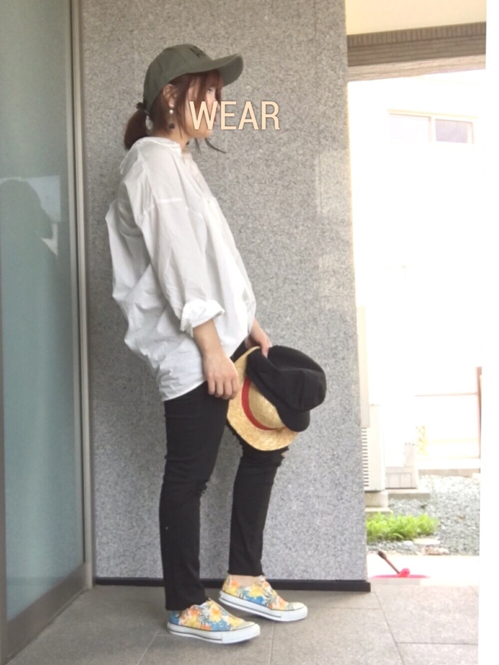 ホワイト系のシャツ/ブラウス、ブラック系のデニムパンツ、その他のスニーカーを着用したレディースの春コーディネートの1枚目の写真