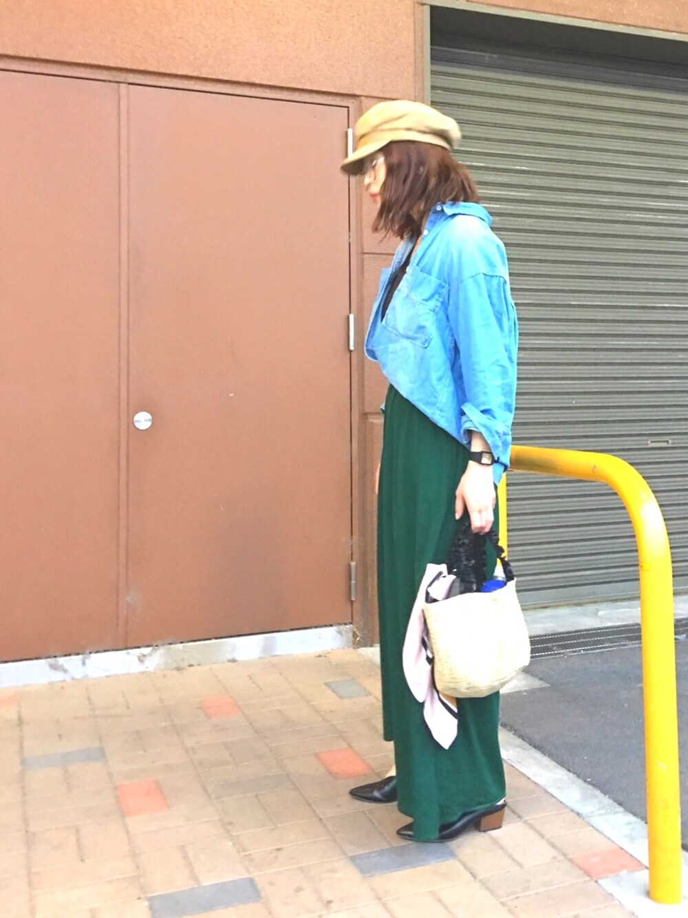 ブルー系のシャツ/ブラウス、グリーン系のその他パンツ、ブラック系のパンプスを着用したレディースの春コーディネートの1枚目の写真