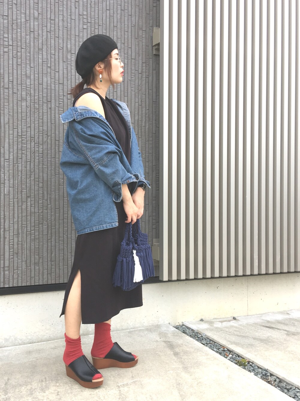 ブルー系のデニムジャケット、ブラック系のサンダル、ブルー系のトートバッグを着用したレディースの春コーディネートの1枚目の写真