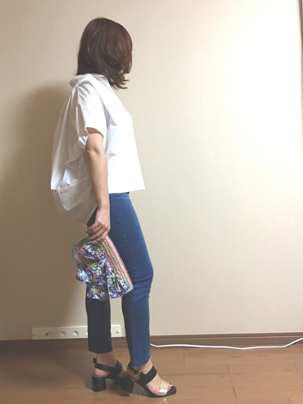 ゴールド系のサンダル、ブルー系のデニムパンツ、ホワイト系のシャツ/ブラウスを着用したレディースの夏コーディネートの1枚目の写真