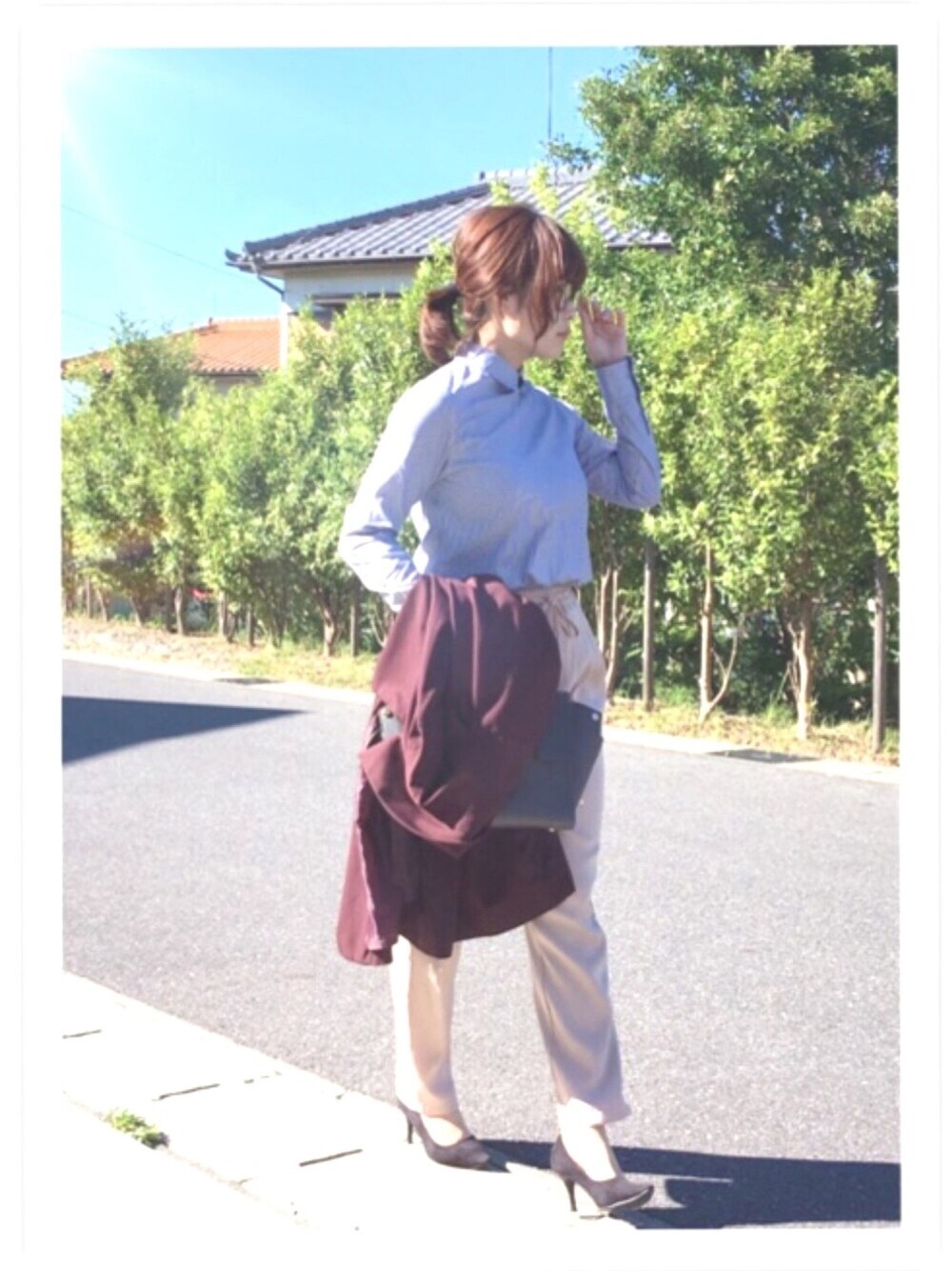 ベージュ系のその他パンツ、グレー系のショルダーバッグ、ブラウン系のトレンチコートを着用したレディースの夏コーディネートの1枚目の写真