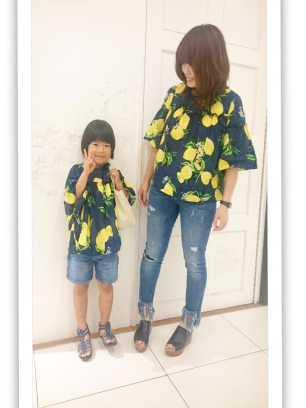 ブルー系のシャツ/ブラウス、ブルー系のデニムパンツ、ブラック系のサンダルを着用したレディースの夏コーディネートの1枚目の写真