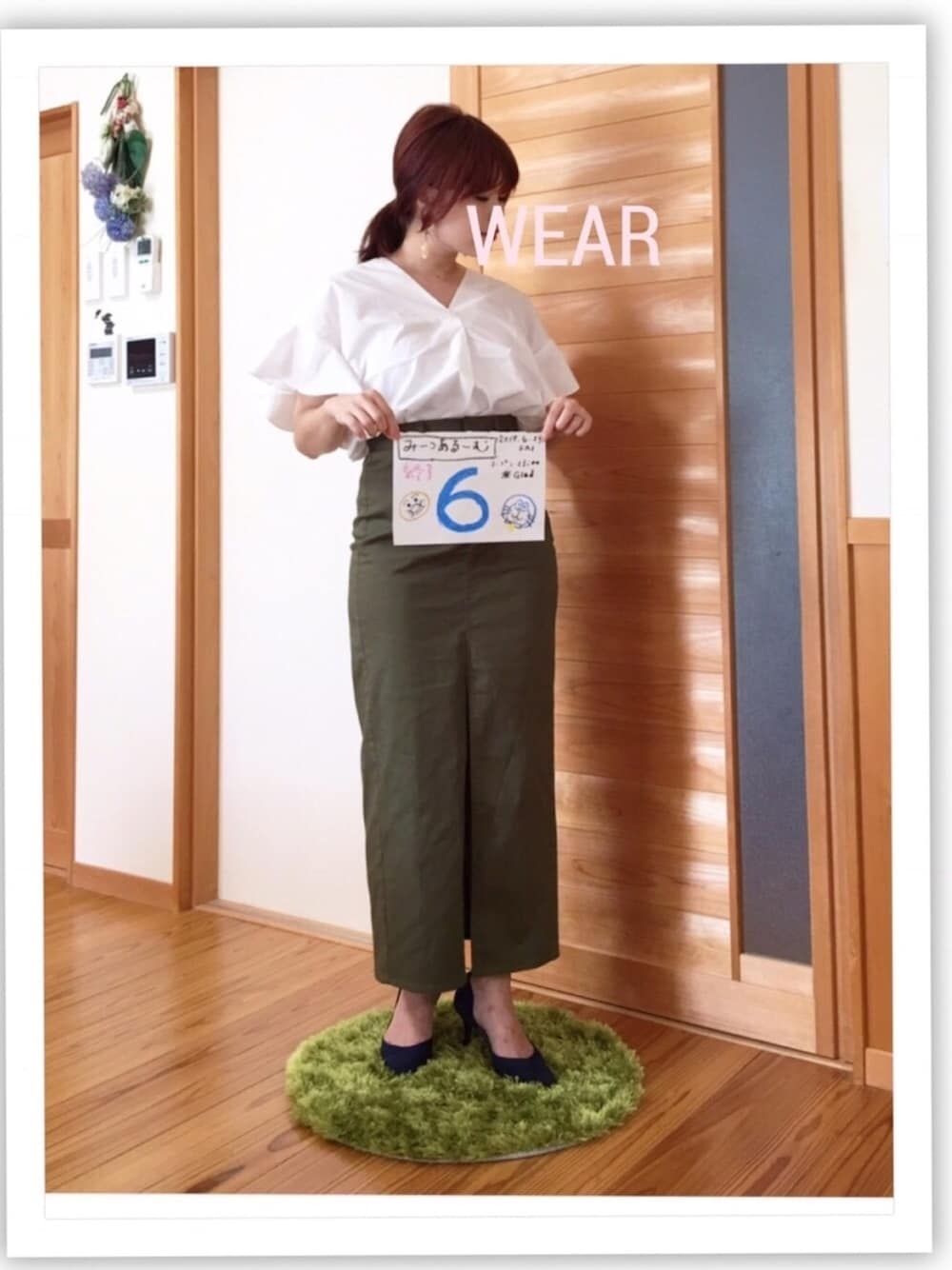 グリーン系のスカート、ブルー系のパンプス、ホワイト系のシャツ/ブラウスを着用したレディースの夏コーディネートの1枚目の写真