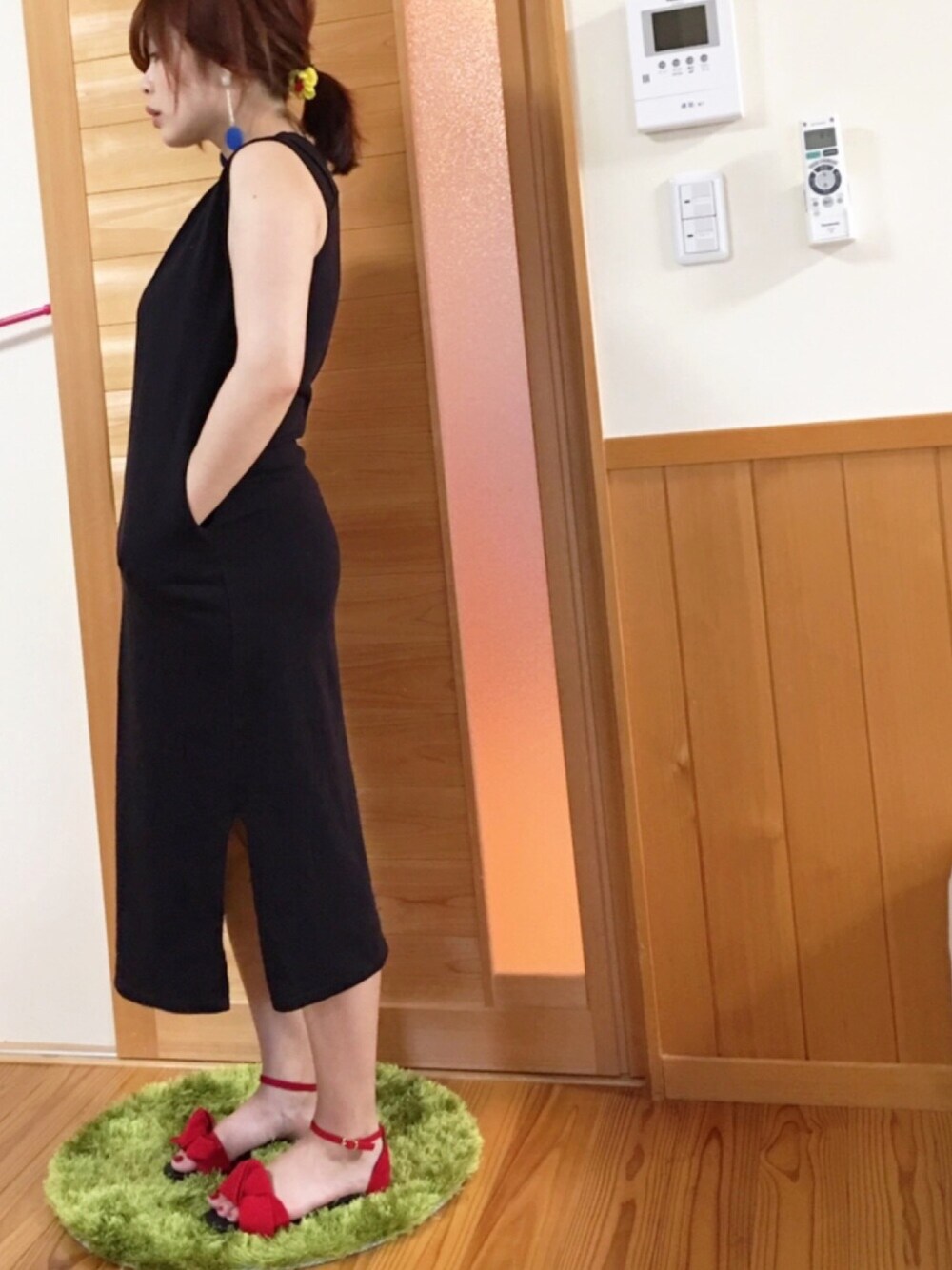 レッド系のサンダル、ブルー系のピアス(両耳用)、レッド系の家具を着用したレディースの夏コーディネートの1枚目の写真