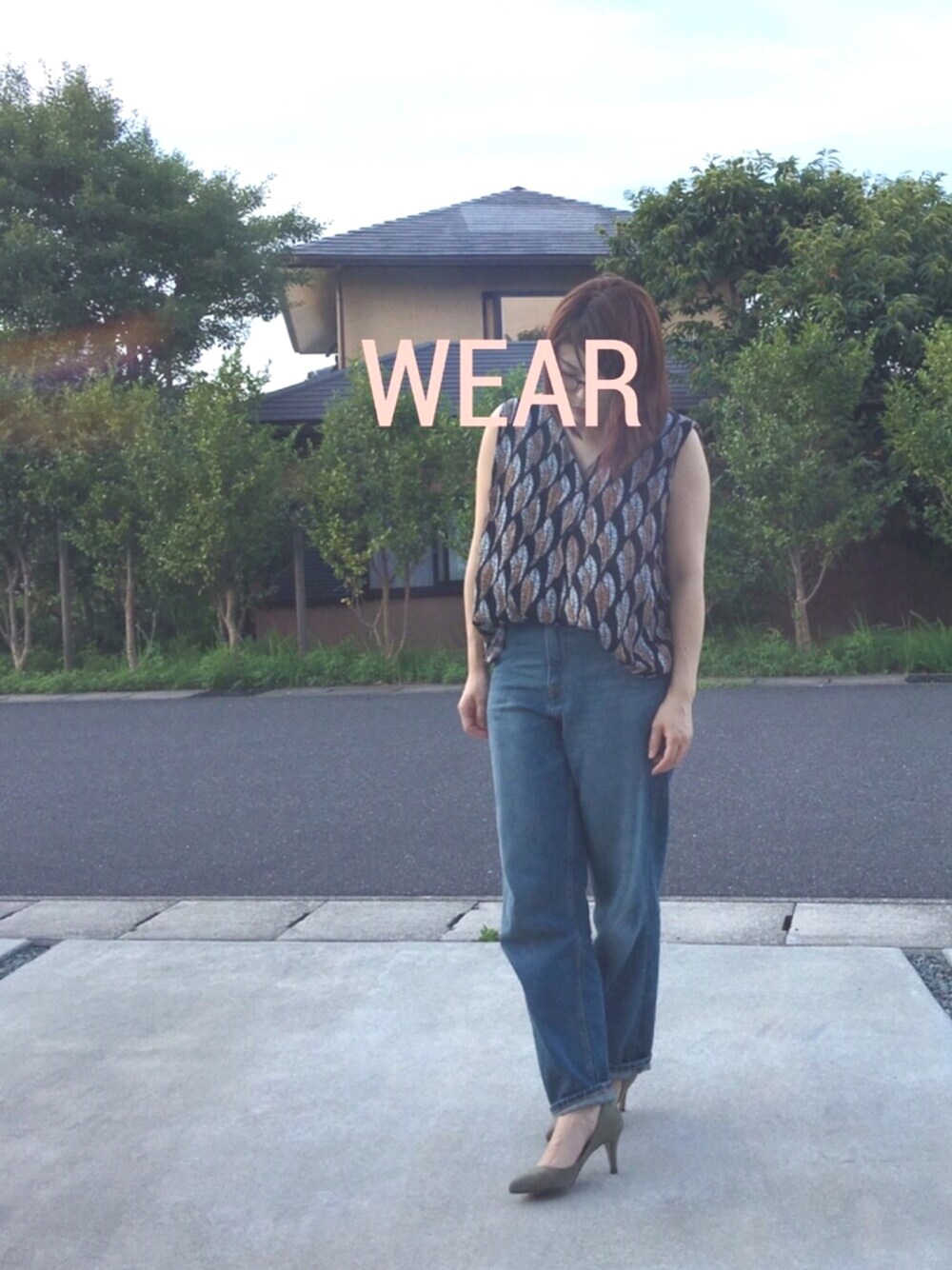 ブラウン系のシャツ/ブラウス、ブルー系のデニムパンツ、ブルー系のパンプスを着用したレディースの夏コーディネートの1枚目の写真