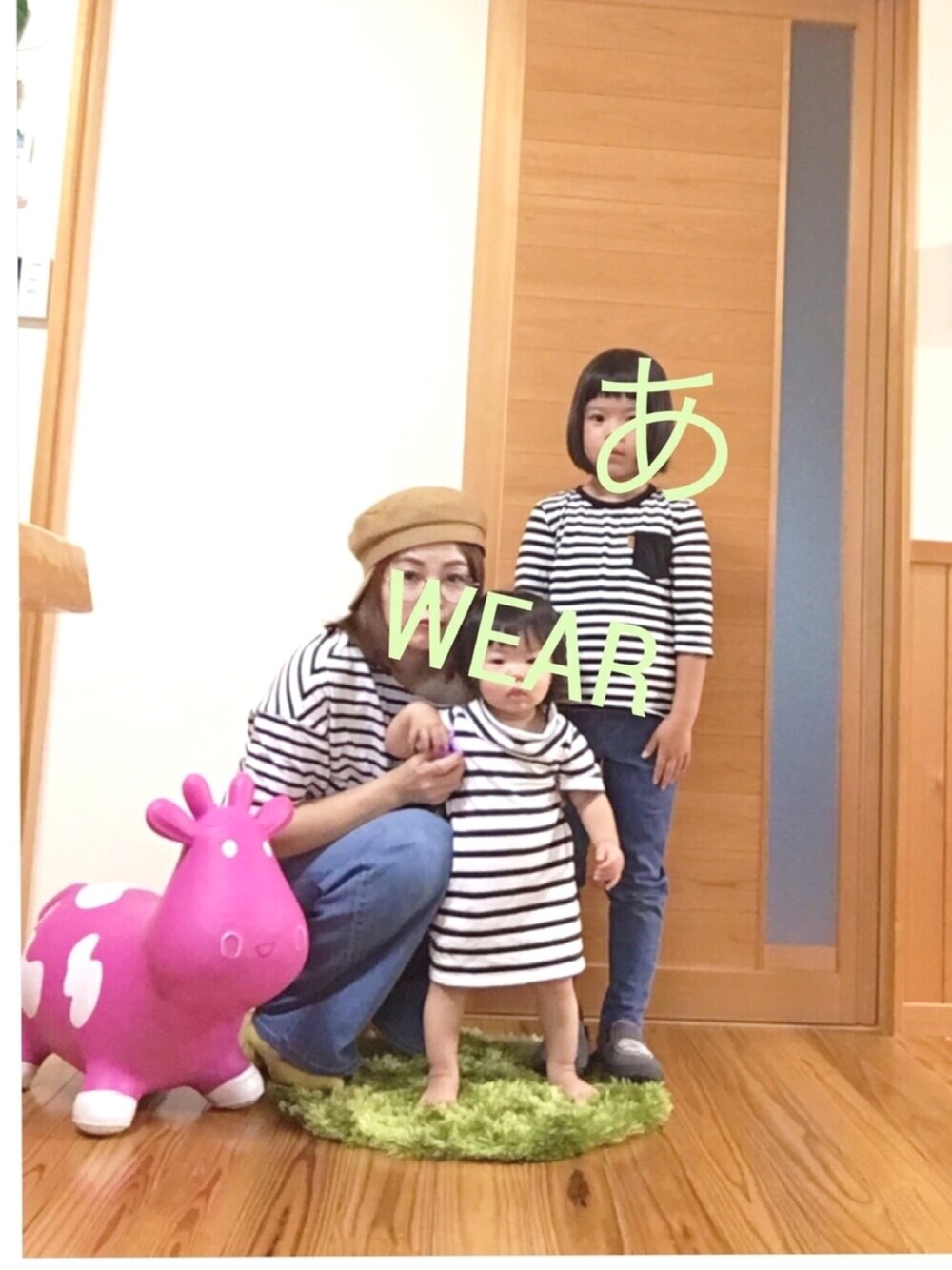 ブラック系のTシャツ/カットソー、イエロー系のパンプス、ベージュ系のキャスケットを着用したレディースの夏コーディネートの1枚目の写真