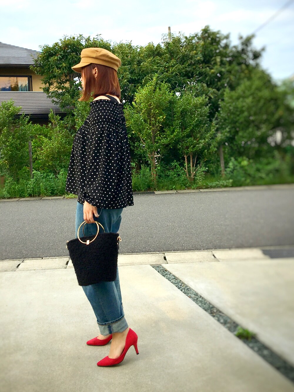 ブルー系のデニムパンツ、ブルー系のパンプス、ベージュ系のキャスケットを着用したレディースの夏コーディネートの1枚目の写真