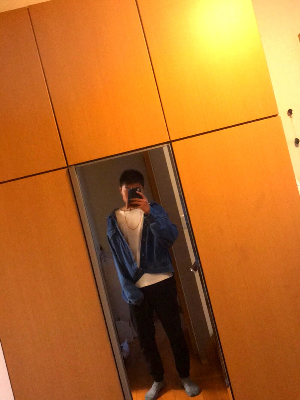 「休日スタイル」｜「SPINNSのアイテム（デニムジャケット、ブルー系）」を使った、しょうやさん（メンズ・180cm）の春コーディネートの1枚目の写真