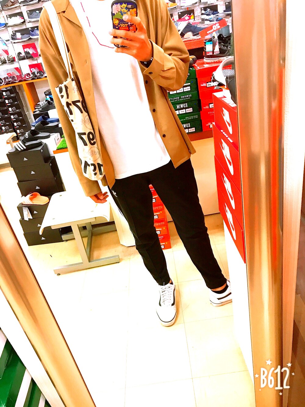 「今日のコーデ、シンプルコーデ、お洒落さんとつながりたい、大人カジュアル、休日スタイル、黒コーデ」｜「GUのアイテム（シャツ/ブラウス、ブラウン系）」を使った、しょうやさん（メンズ・180cm）の春コーディネートの1枚目の写真