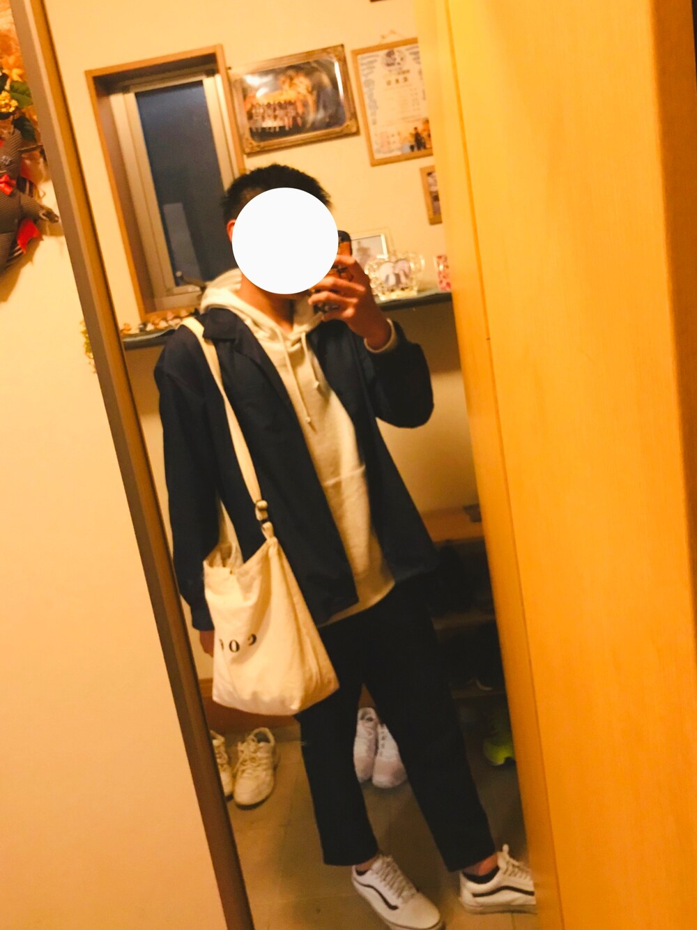 「平成最後のWEARISTAセンバツ、春コーデ、シンプルコーデ、スニーカー、いいね、save、フォローお願いします🤑、ラフ、黒、大人カジュアル」｜「Championの【Champion】無地スウェットパーカー（パーカー、ホワイト系）」を使った、しょうやさん（メンズ・180cm）の春コーディネートの1枚目の写真