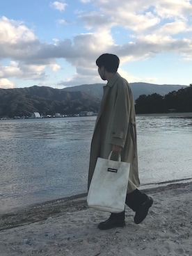 「AURALEE」｜「アイテム（ステンカラーコート）」を使った、とら吉さん（メンズ・170cm）の春コーディネート