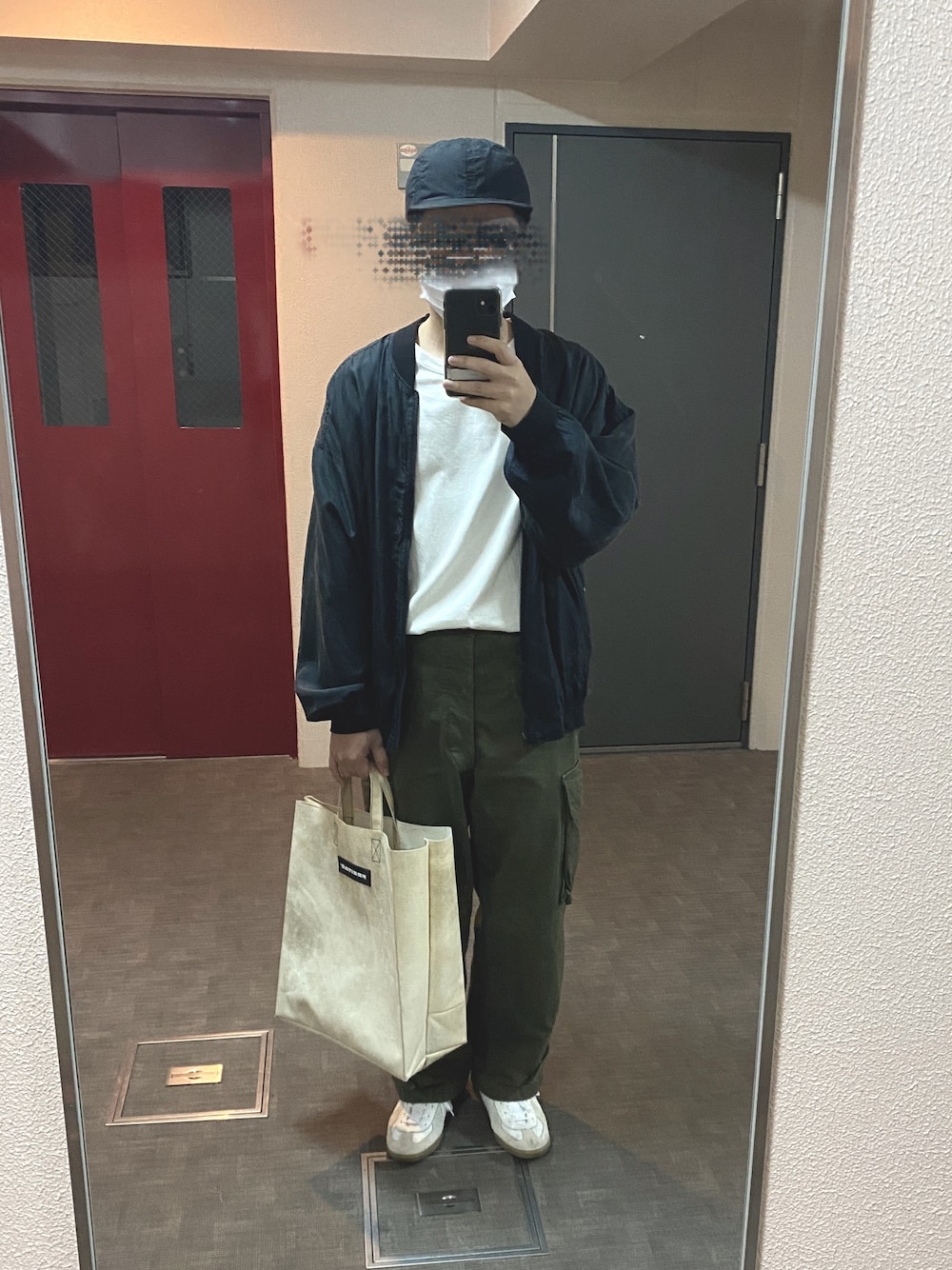 「m47、古着、シルクブルゾン、古着コーデ」｜「古着のアイテム（ブルゾン、ブラック系）」を使った、とら吉さん（メンズ・170cm）の春コーディネートの1枚目の写真