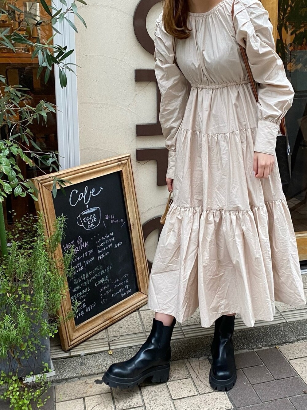 「カジュアルコーデ、シンプル、春カラー、プチプラコーデ、ワンピース、ロングワンピース」｜「GRLのアイテム（シャツワンピース、ベージュ系）」を使った、みちゃこさん（レディース・164cm）の春コーディネートの1枚目の写真