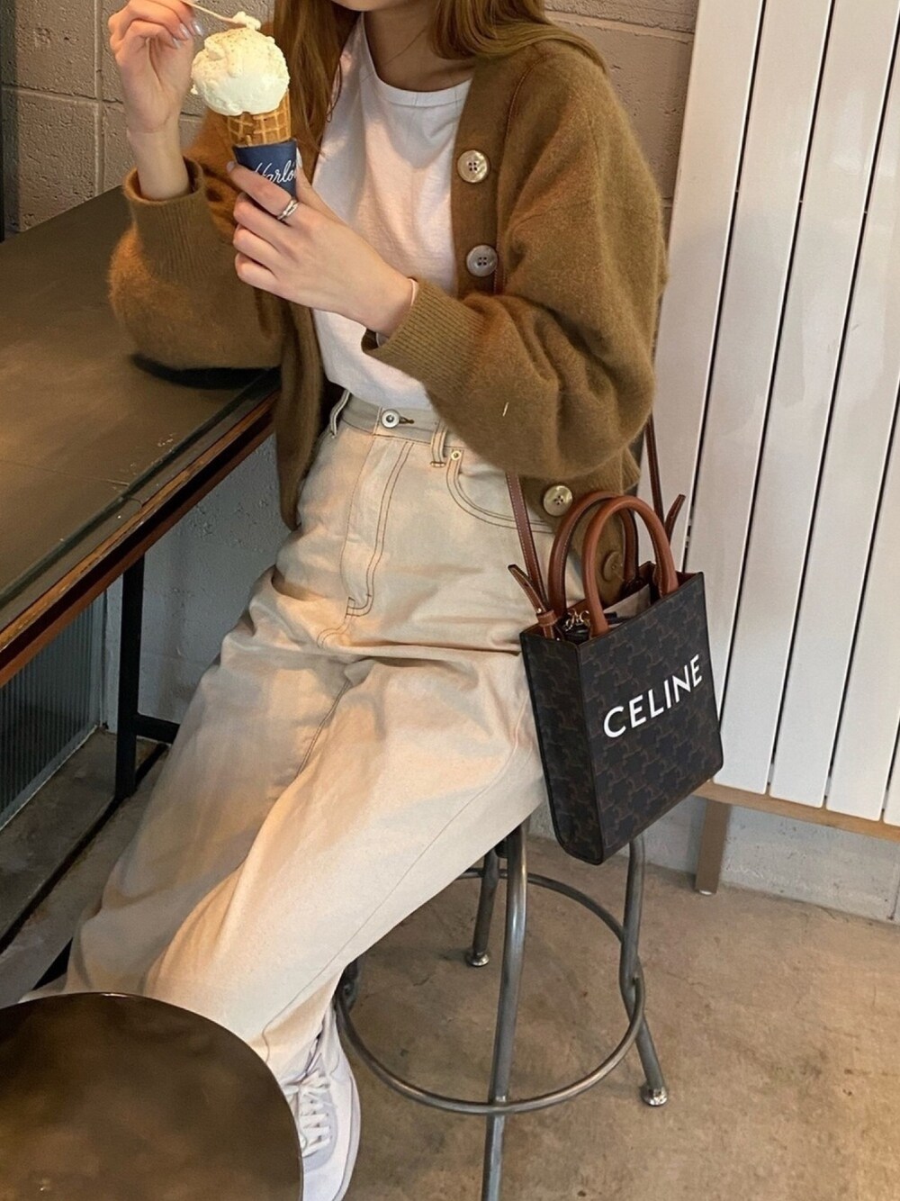 「春色、パンツコーデ、スニーカーコーデ、ホワイトパンツ、ホワイトデニム、ナイキスニーカー」｜「GRLのアイテム（デニムパンツ、ベージュ系）」を使った、みちゃこさん（レディース・164cm）の春コーディネートの1枚目の写真