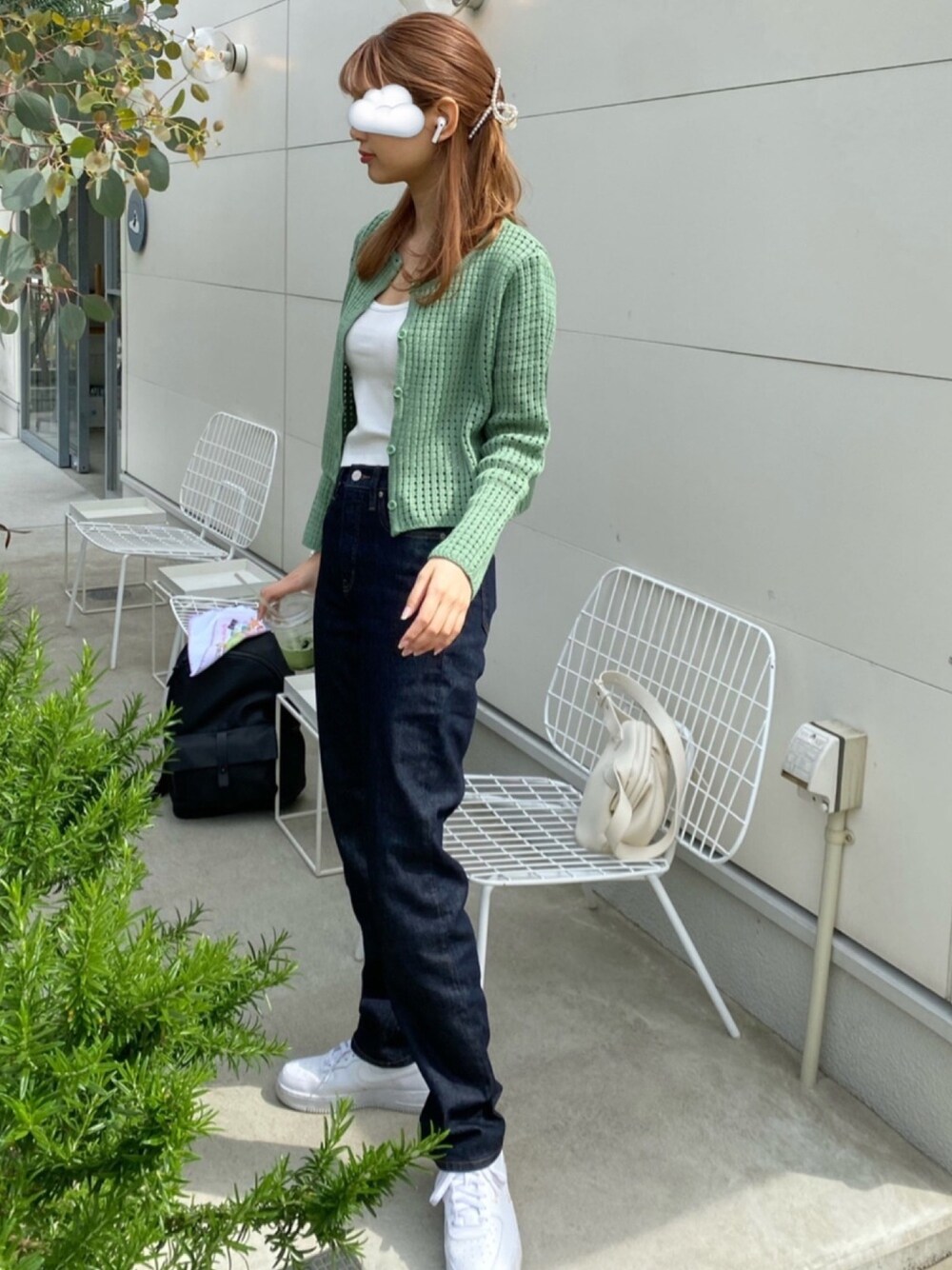 「春カラースタイル、シンプル、カジュアル、デニム、韓国ファッション、パンツスタイル、NIKE、ストリート、ヘアクリップ」｜「DHOLICのアイテム（カーディガン/ボレロ、グリーン系）」を使った、みちゃこさん（レディース・165cm）の春コーディネートの1枚目の写真