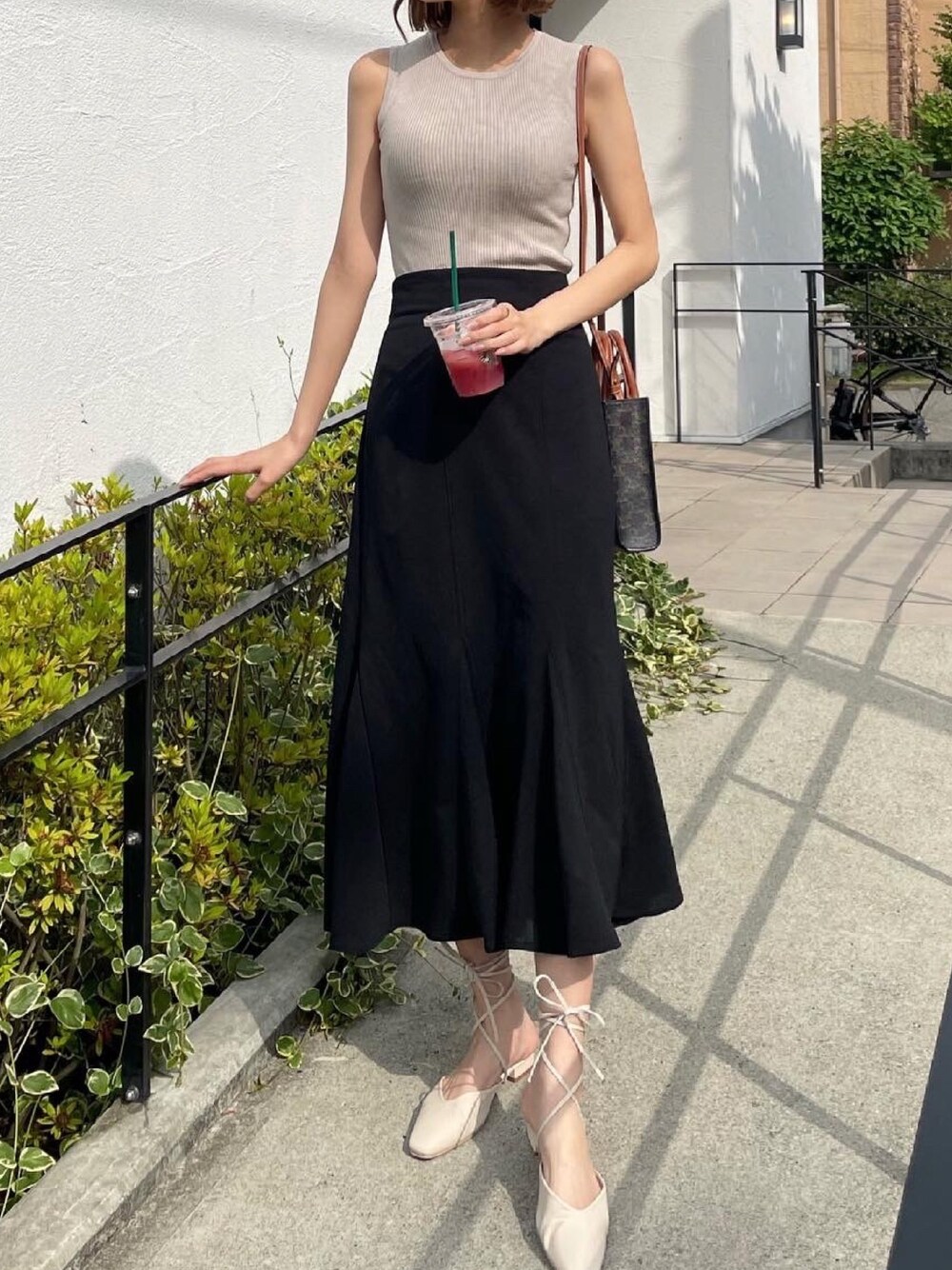 「夏コーデ、サマーニット、ロングスカート、大人カジュアル、マーメイドスカート」｜「GRLのアイテム（スカート、ブラック系）」を使った、みちゃこさん（レディース・165cm）の夏コーディネートの1枚目の写真