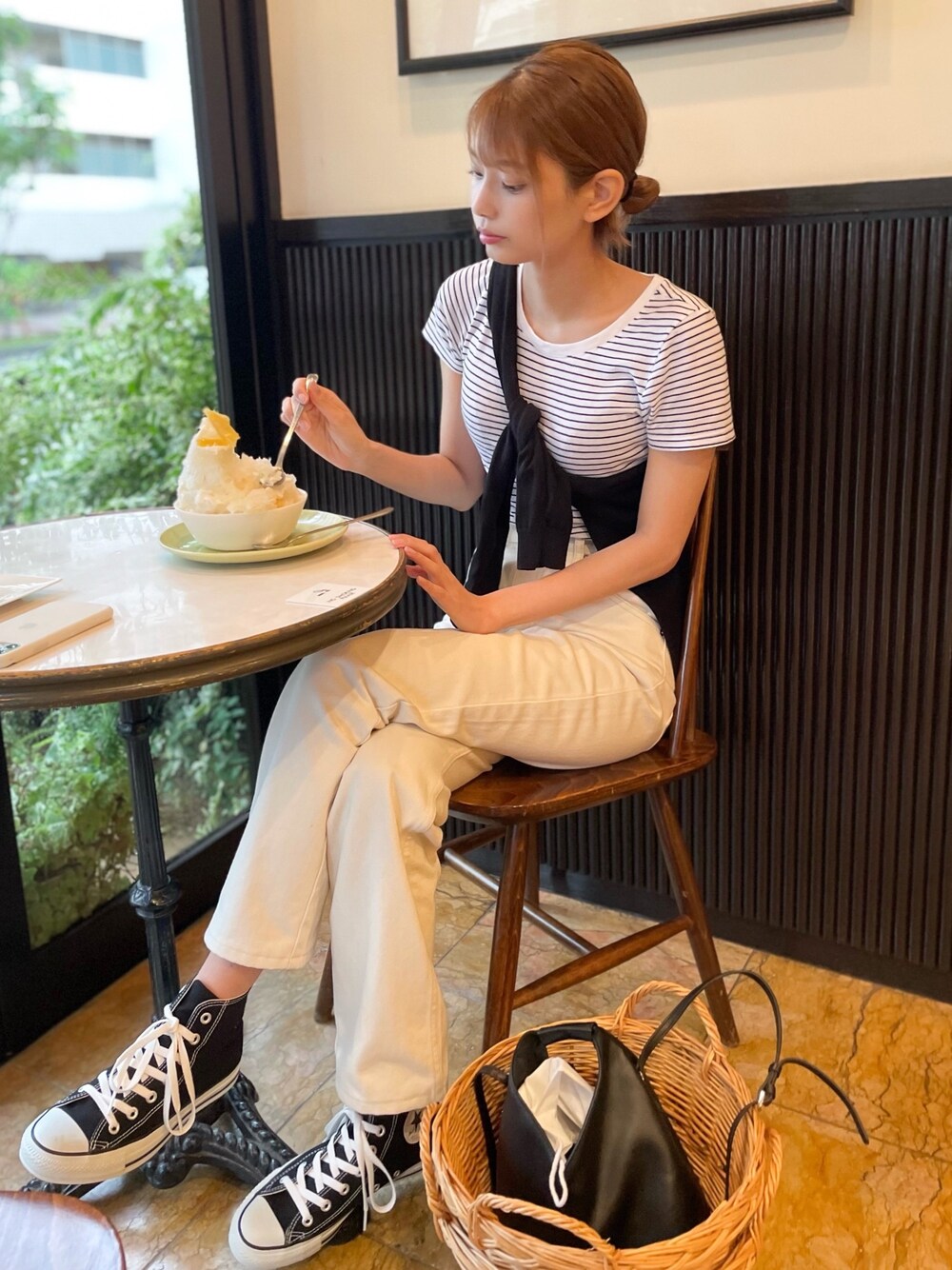 「オトナカジュアル、休日スタイル、ゆるコーデ、プチプラコーデ、ブラックコーデ、たすき掛け、ホワイトコーデ、モノトーン、UNIQLO、白パンツ」｜「GAPのアイテム（Tシャツ/カットソー、ブラック系）」を使った、みちゃこさん（レディース・165cm）の夏コーディネートの1枚目の写真