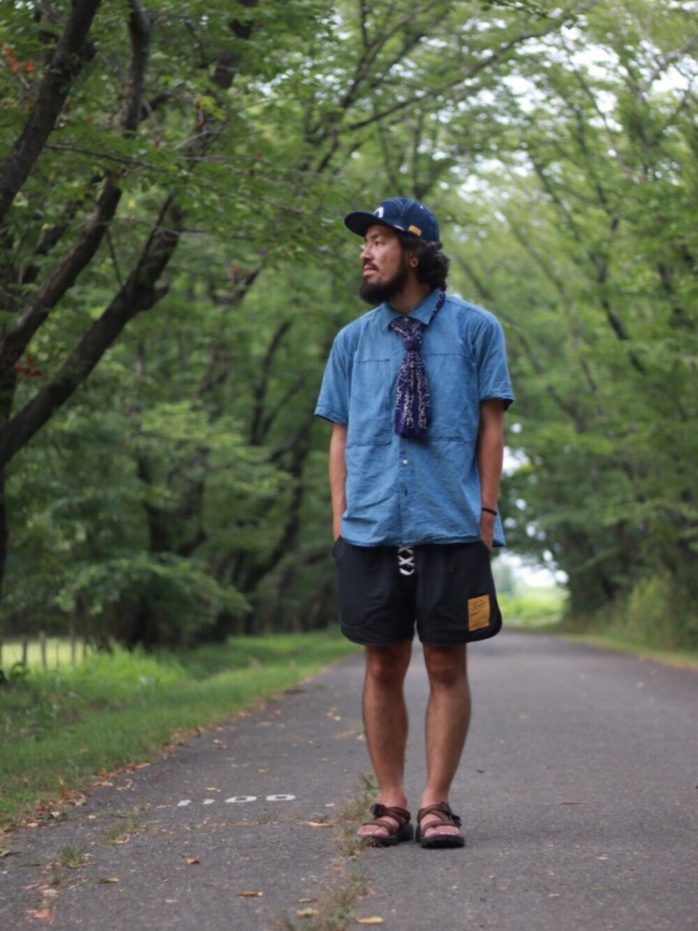 「夏、カジュアル、リラックススタイル、ショートパンツ、キャップ、サンダル、NATAL DESIGN」｜「NATAL DESIGNの【ネイタルデザイン】NILE WIDE SHIRTS INDIGO / ナイルワイドシャツ　インディゴ（シャツ/ブラウス、ブルー系）」を使った、SCATTER BRAIN nicoじいさん（メンズ・174cm）の夏コーディネートの1枚目の写真