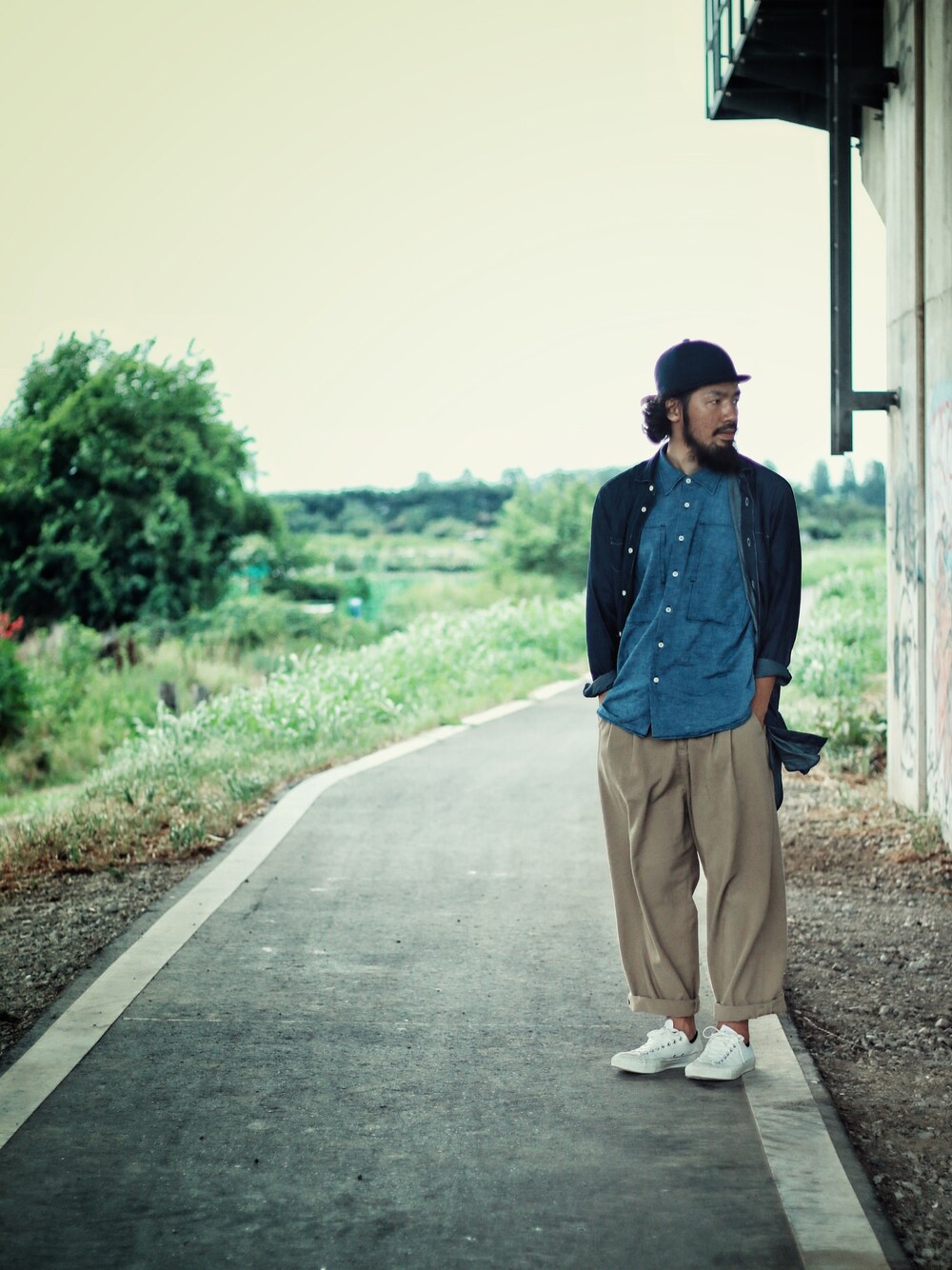 「シンプルスタイル、リラックススタイル、ワイドパンツ、秋コーデ、キャップ、スニーカー、NATAL DESIGN」｜「NATAL DESIGNの【ネイタルデザイン】NILE WIDE SHIRTS INDIGO / ナイルワイドシャツ　インディゴ（シャツ/ブラウス、ブルー系）」を使った、SCATTER BRAIN nicoじいさん（メンズ・174cm）の夏コーディネートの1枚目の写真