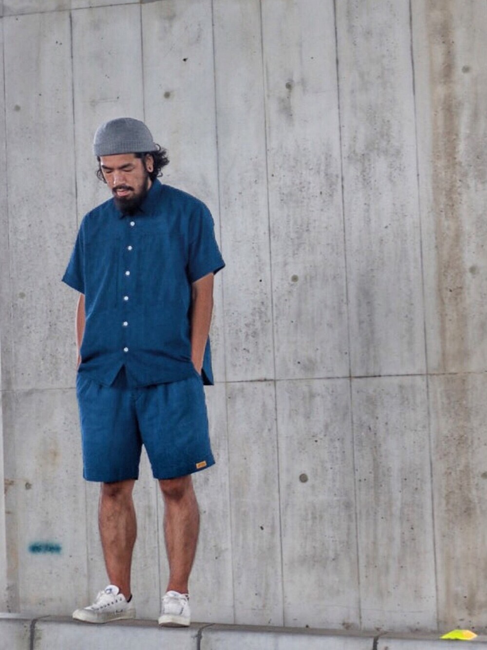 「夏、カジュアル、オーバーサイズ、シンプル、ショーツ、ネイビー、NATAL DESIGN」｜「NATAL DESIGNのBONANZA SHORTS / ボナンザショーツ（その他パンツ、グレー系）」を使った、SCATTER BRAIN nicoじいさん（メンズ・174cm）の夏コーディネートの1枚目の写真