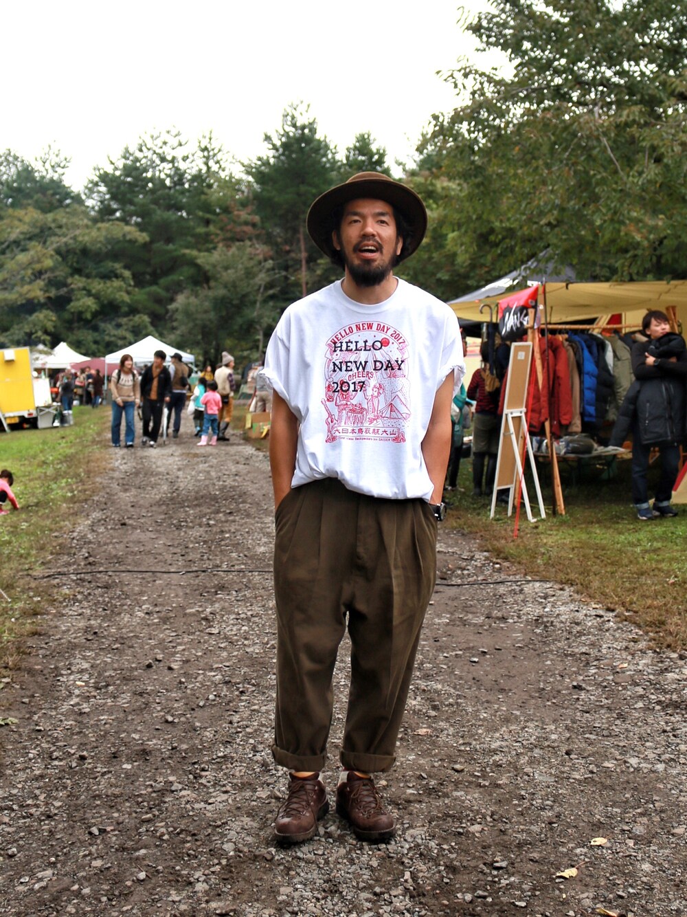 「秋コーデ、ビッグシルエット、ワイドパンツ、ブーツ、ハット、キャンプ、NATAL DESIGN」｜「NATAL DESIGNの【ネイタルデザイン】ZOOTIE PANTS / ズーティーパンツ（チノパンツ、グリーン系）」を使った、SCATTER BRAIN nicoじいさん（メンズ・174cm）の秋コーディネートの1枚目の写真