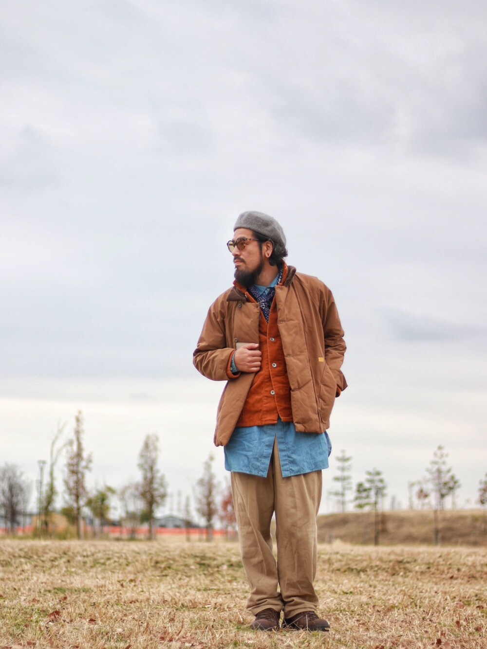 「冬、オトナカジュアル、サングラス、ブーツ、レイヤードスタイル、ワイドパンツ、NATAL DESIGN」｜「NATAL DESIGNの【ネイタルデザイン】ZOOTIE PANTS / ズーティーパンツ（チノパンツ、ベージュ系）」を使った、SCATTER BRAIN nicoじいさん（メンズ・174cm）の冬コーディネートの1枚目の写真