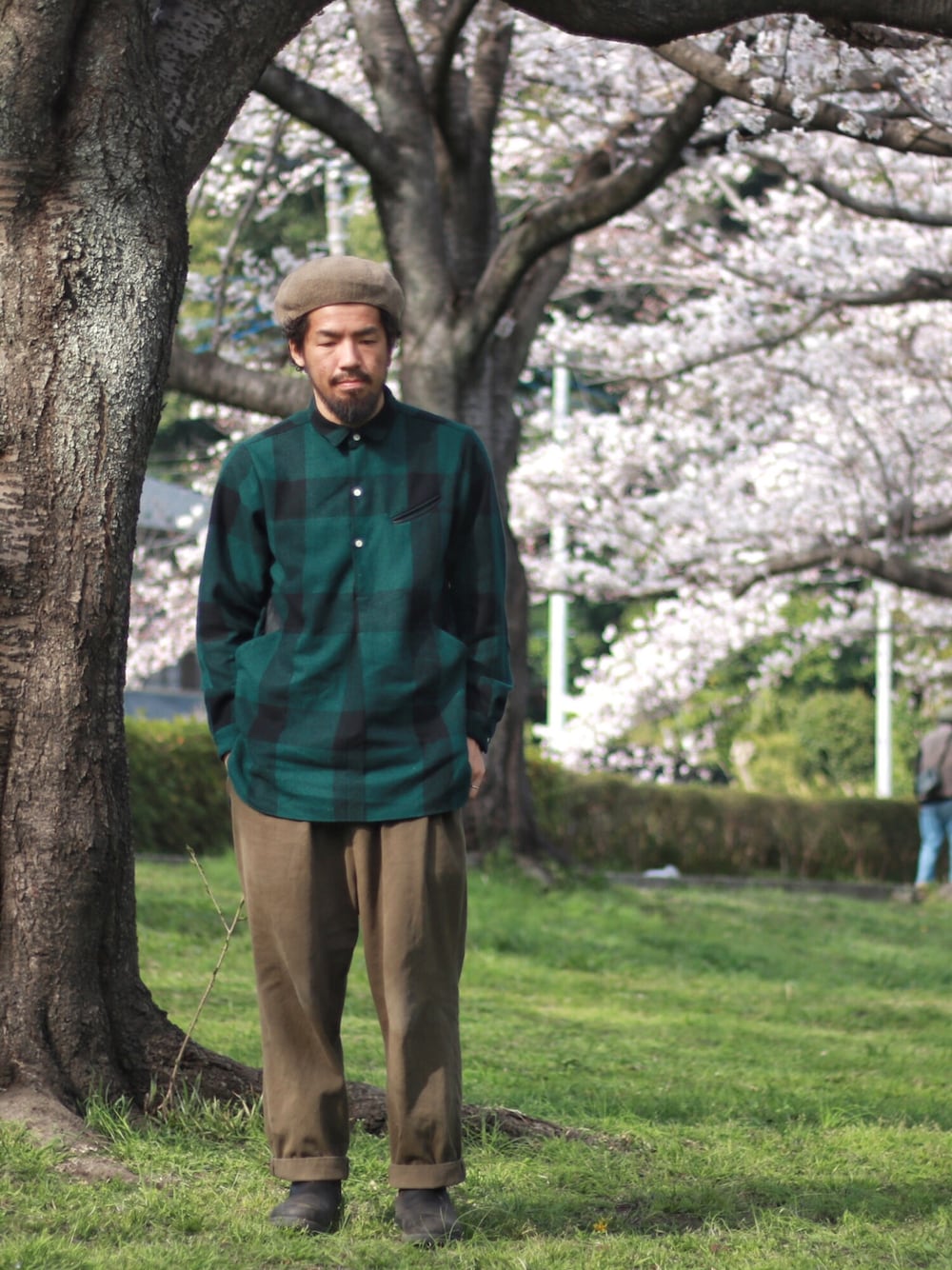 グリーン系のシャツ/ブラウス、グリーン系のチノパンツを着用したメンズの春コーディネートの1枚目の写真