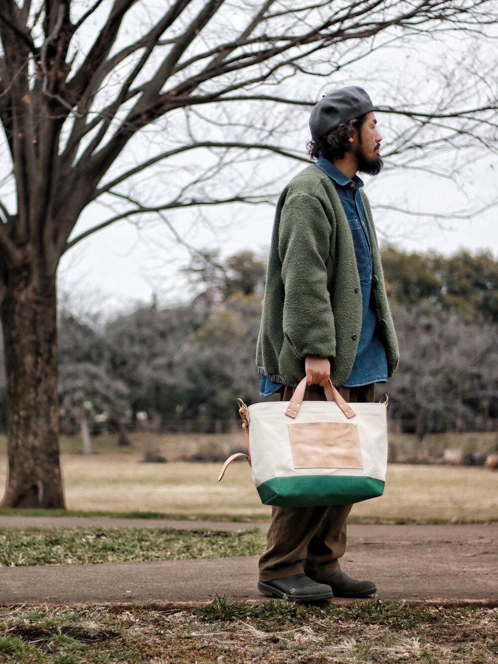 「休日スタイル、きれいめカジュアル、ビッグシルエット、シャツスタイル、ワイドパンツ、トートバッグ、NATALDESIGN」｜「NATAL DESIGNの3rd SHIRTS LONG SLEEVE CHAMBRAY（シャツ/ブラウス、ブルー系）」を使った、SCATTER BRAIN nicoじいさん（メンズ・174cm）の春コーディネートの1枚目の写真