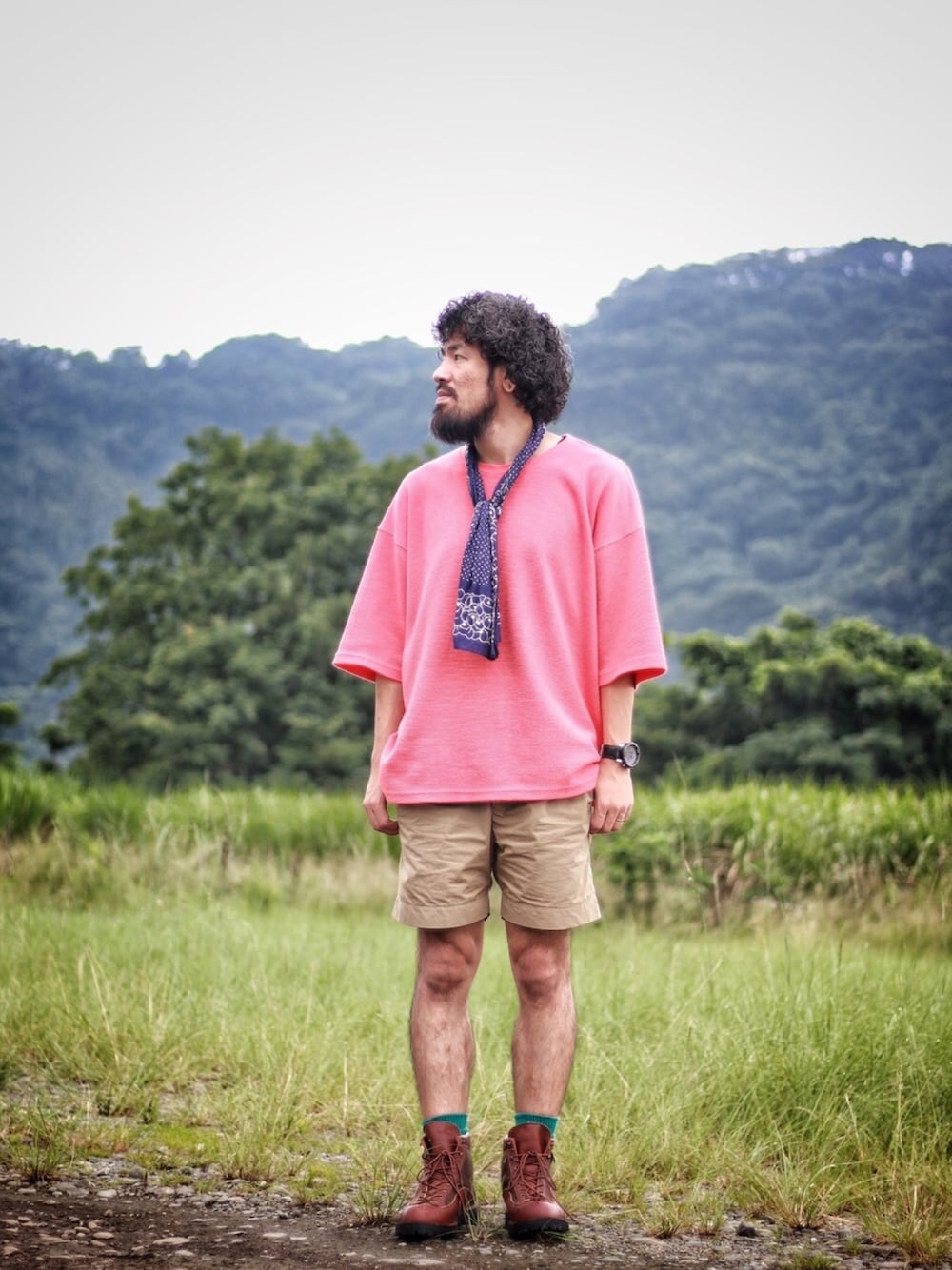 「夏コーデ、シンプル、ビッグT、ブーツ、ショーツスタイル、ワイドシルエット」｜「NATAL DESIGNの【ネイタルデザイン】HEAVY WAFFLE WIDE TEE（Tシャツ/カットソー、オレンジ系）」を使った、SCATTER BRAIN nicoじいさん（メンズ・174cm）の夏コーディネートの1枚目の写真