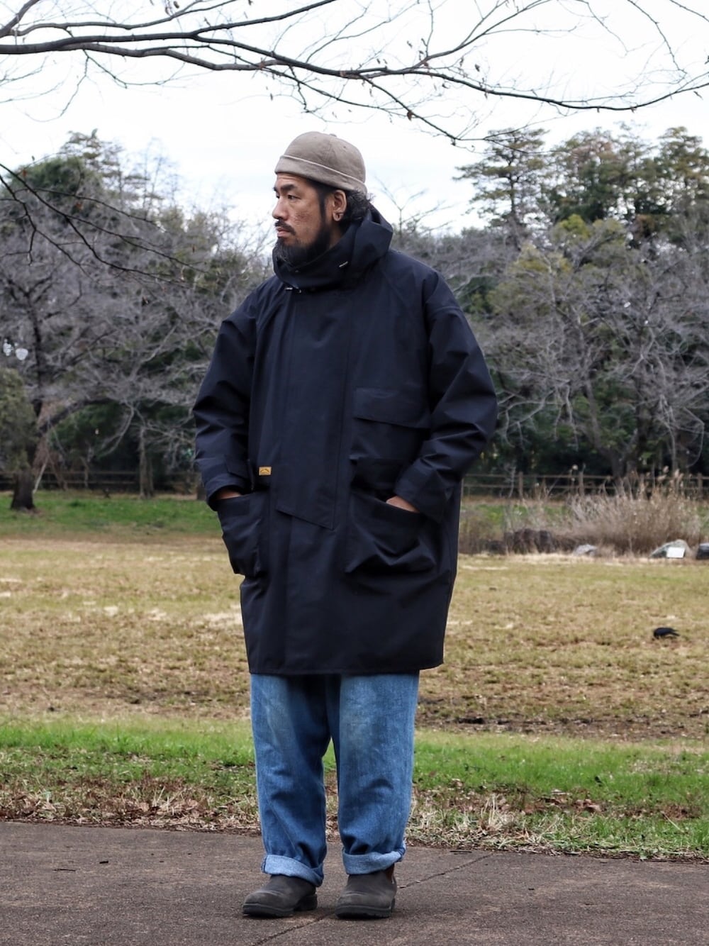 「シンプル、オトナカジュアル、休日スタイル、ワイドパンツ、NATAL DESIGN」｜「NATAL DESIGNの【ネイタルデザイン】STOOPER RAIN COAT eVent（ナイロンジャケット、ブラック系）」を使った、SCATTER BRAIN nicoじいさん（メンズ・174cm）の冬コーディネートの1枚目の写真