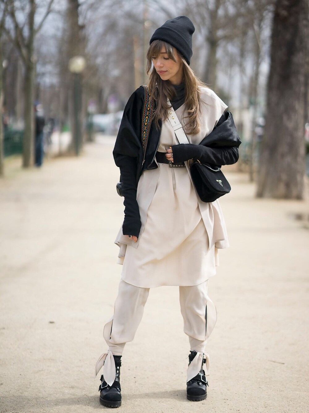 「ootd、outfit、casual」｜「nobi Talaiのアイテム（トップス、ベージュ系）」を使った、Thania Peckさん（レディース・170cm）の春コーディネートの1枚目の写真