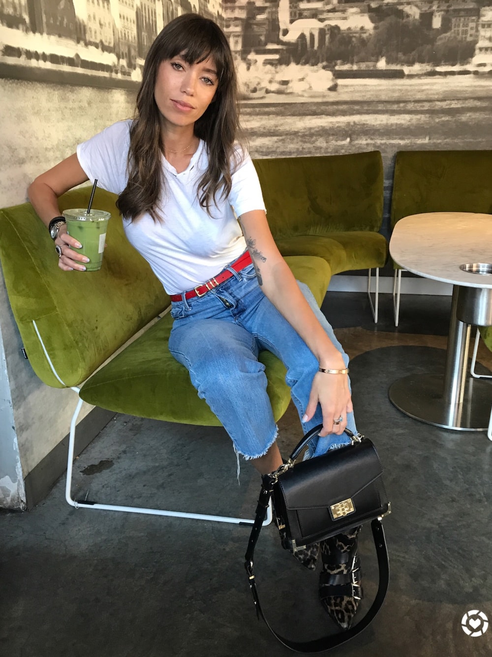 「summer、girl、sporty、Boyfriend Jeans、VINTAGE」｜「AGのアイテム（デニムパンツ、ブルー系）」を使った、Thania Peckさん（レディース・170cm）の秋コーディネートの1枚目の写真