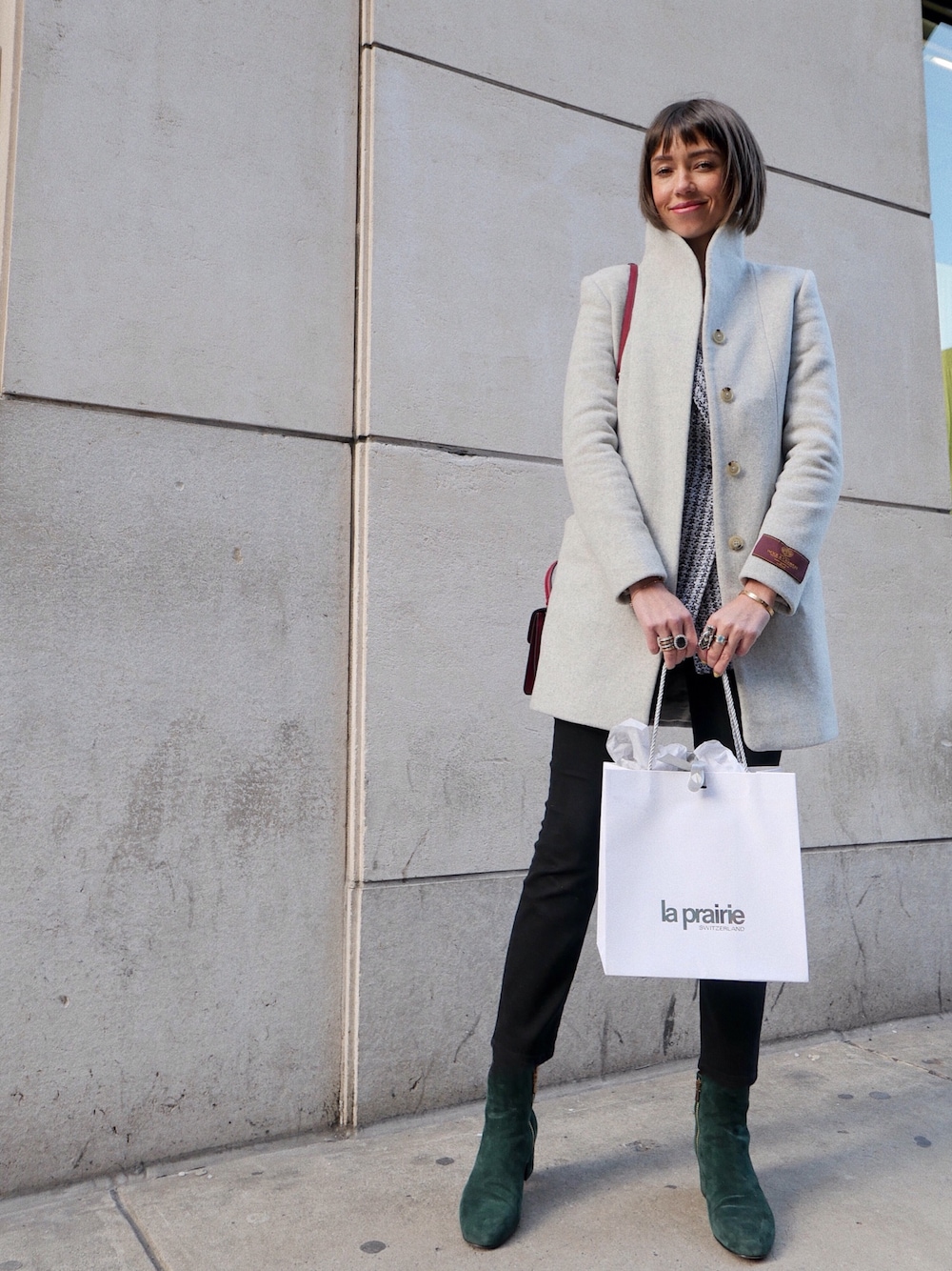 「street、STYLE」｜「URBAN OUTFITTERSのアイテム（ブーティ、グリーン系）」を使った、Thania Peckさん（レディース・170cm）の春コーディネートの1枚目の写真