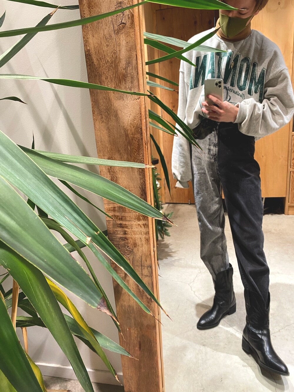 「シンプルコーデ、秋冬コーデ、ウエスタンブーツ、ビッグシルエット、ゆるコーデ、いいね、save、フォローお願いします🤑、韓国ファッション、韓国ブランド、美容師、美容学生」｜「Bershkaのアイテム（デニムパンツ、その他）」を使った、RYOさん（メンズ・165cm）の冬コーディネートの1枚目の写真