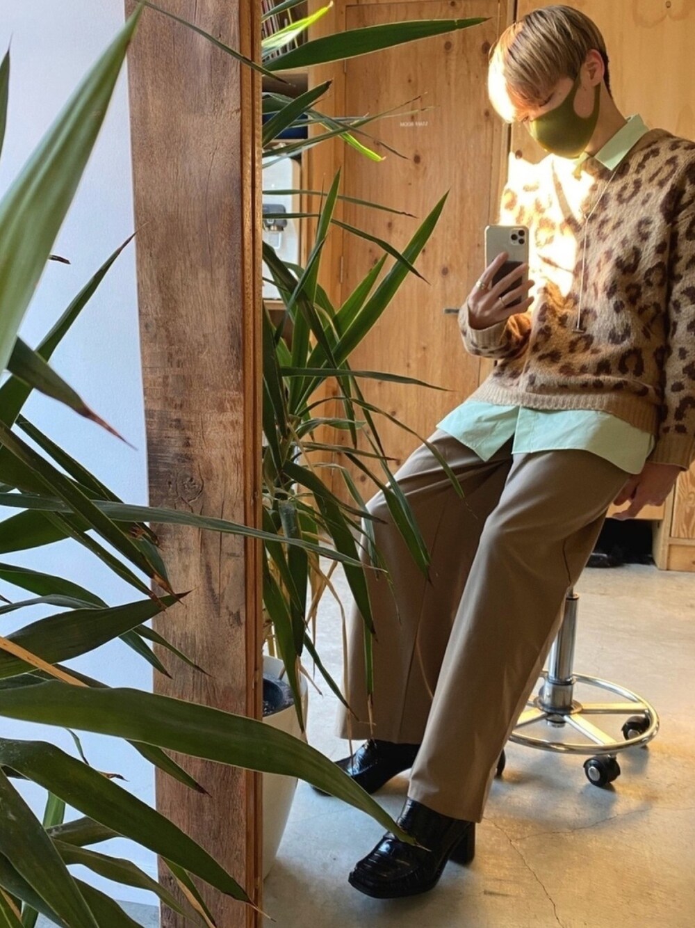 「おしゃれさんと繋がりたい、プチプラコーデ、古着MIX、いいね、save、フォローお願いします🤑、ZARA、美容師アシスタント、ベージュコーデ、冬コーデ、シンプルコーデ、スラックス」｜「ZARAのアイテム（シューズ、ブラック系）」を使った、RYOさん（メンズ・165cm）の冬コーディネートの1枚目の写真