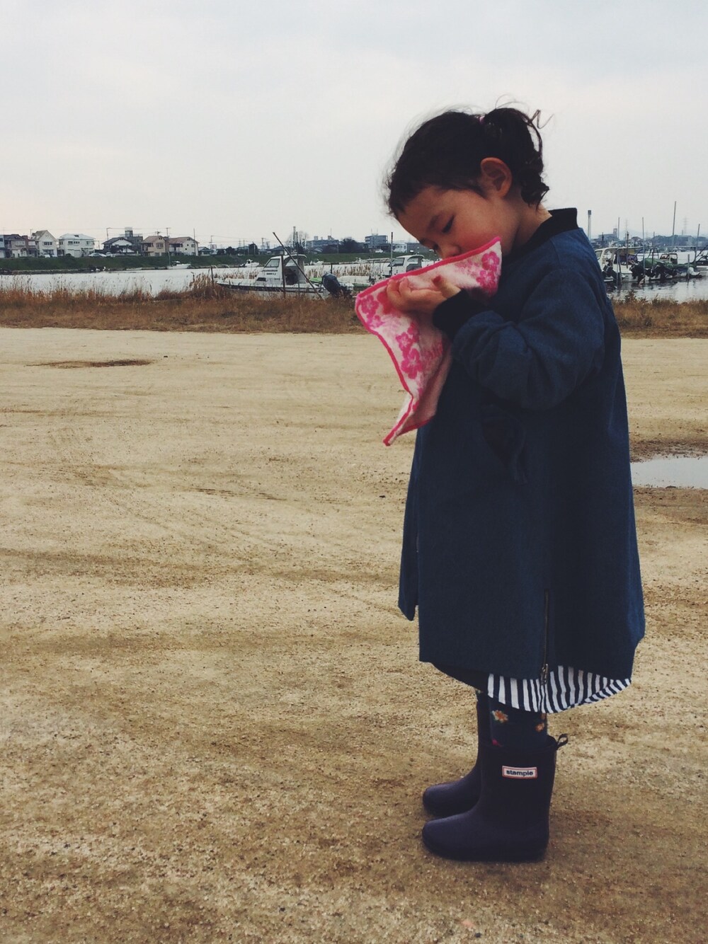 「キッズファッション、kids、おんなのこ、シャツワンピ、デニム、4歳、女の子、長靴、ワンピース」｜「韓国子供服のアイテム（デニムジャケット、ブルー系）」を使った、maomai1120さん（キッズ・100cm）の冬コーディネートの1枚目の写真