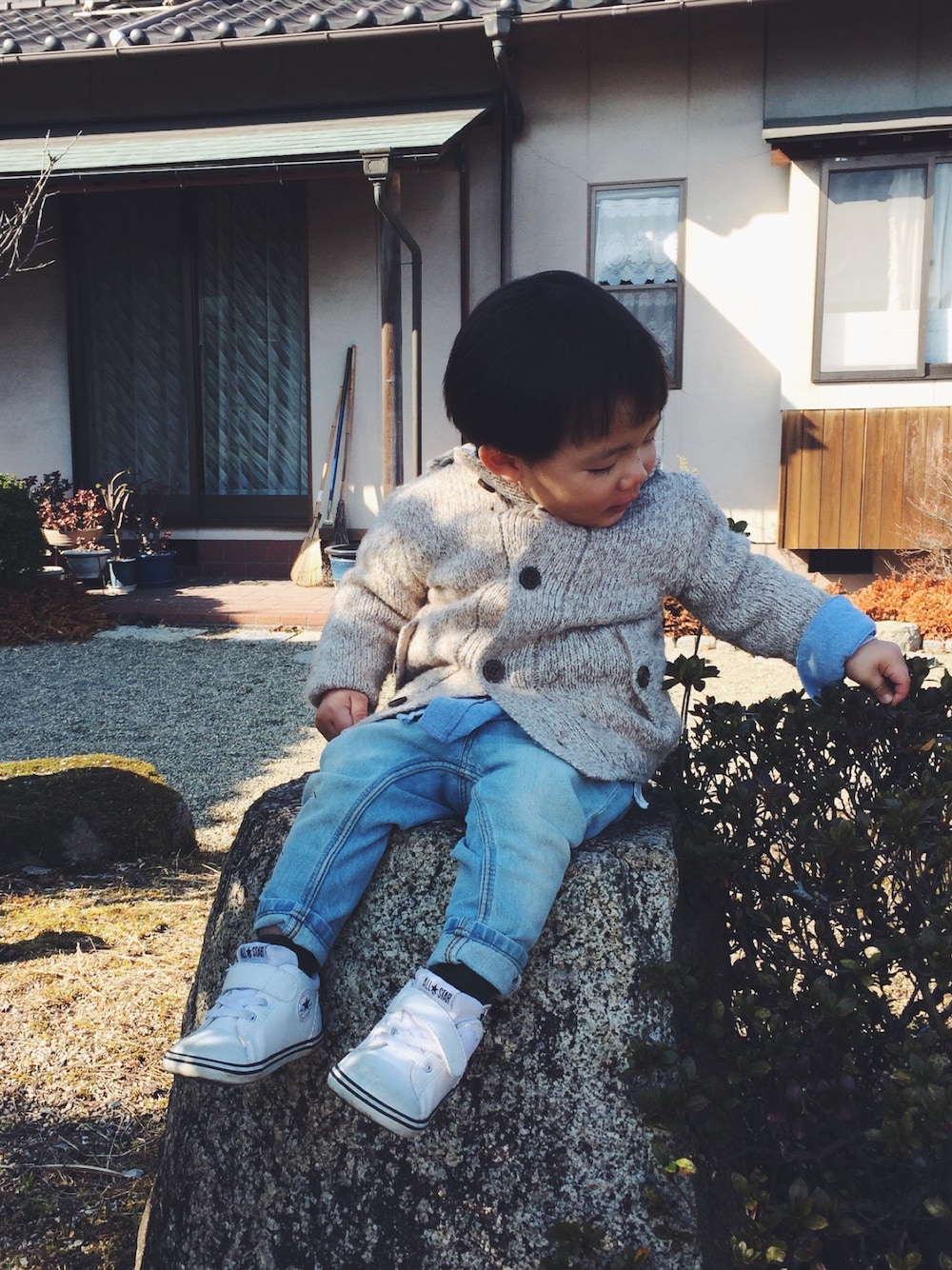 「キッズコーデ、カジュアルコーデ、デニム、1歳10ヶ月、男の子、ニット、スニーカー、外遊び、冬」｜「ZARA KIDSのアイテム（ニット/セーター、ベージュ系）」を使った、maomai1120さん（キッズ・100cm）の冬コーディネートの1枚目の写真