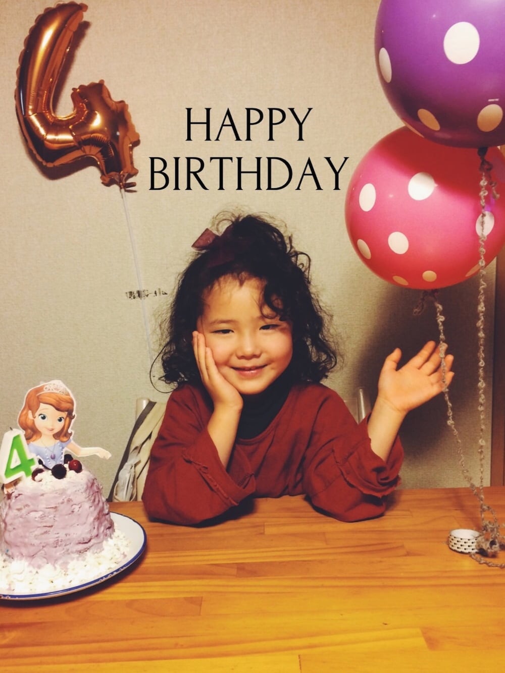 「キッズコーデ、女の子、4歳、誕生日、4歳誕生日、プリンセスソフィア、ディズニー、風船、ワンピース、韓国子供服」｜「韓国のアイテム（ワンピース、レッド系）」を使った、maomai1120さん（キッズ・100cm）の冬コーディネートの1枚目の写真