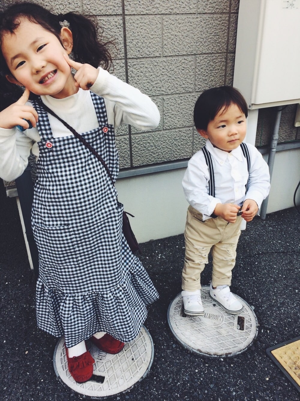 「キッズコーデ、女の子、コンバース、ツインテール、男の子、4歳、2歳、韓国子供服、ワンピース、urban cherry」｜「しまむらのアイテム（モカシン/デッキシューズ、レッド系）」を使った、maomai1120さん（キッズ・100cm）の冬コーディネートの1枚目の写真