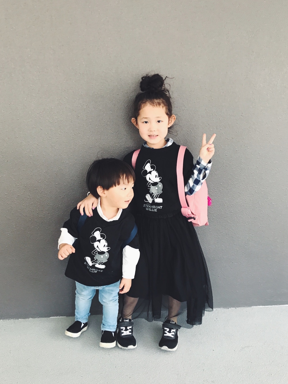 「女の子、カジュアル、おそろいコーデ、男の子、ミッキーT、姉弟、リンクコーデ、ブラック、カンケンミニ、ＧＷ」｜「UNIQLOのBOYS ディズニーコレクショングラフィックT（半袖）（Tシャツ/カットソー、ブラック系）」を使った、maomai1120さん（キッズ・100cm）の春コーディネートの1枚目の写真